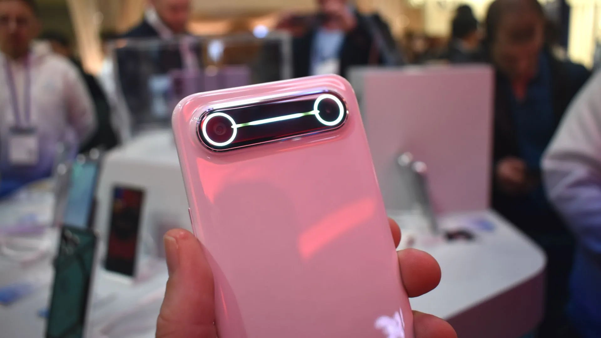 Mặt lưng và cụm camera của Tecno Spark Slim concept phone tại MWC
