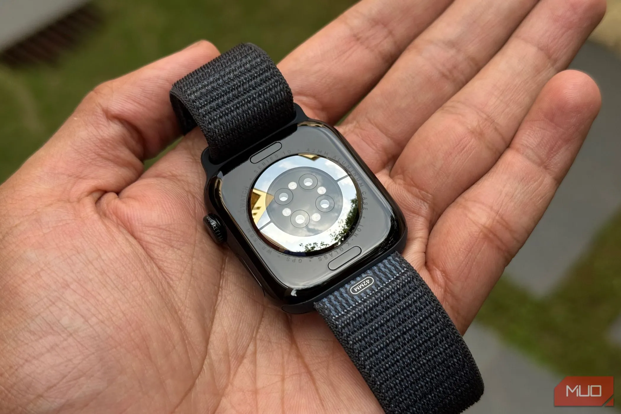 Mặt sau của Apple Watch Series 10 hiển thị các cụm cảm biến đo sức khỏe.