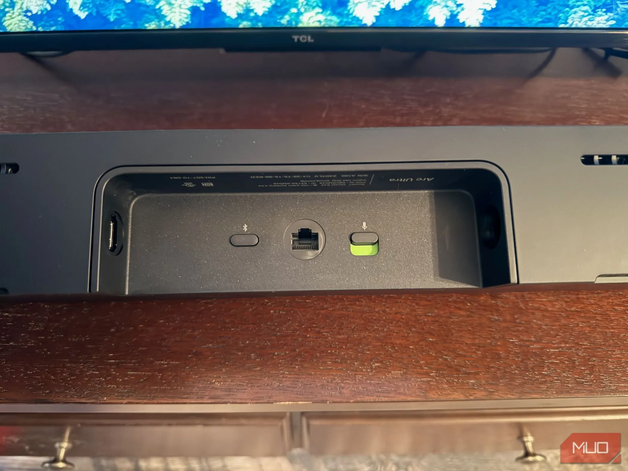 Mặt sau của loa soundbar Sonos Arc Ultra với các cổng kết nối HDMI eARC, cổng nguồn và cổng Ethernet, cùng nút ghép nối Bluetooth.