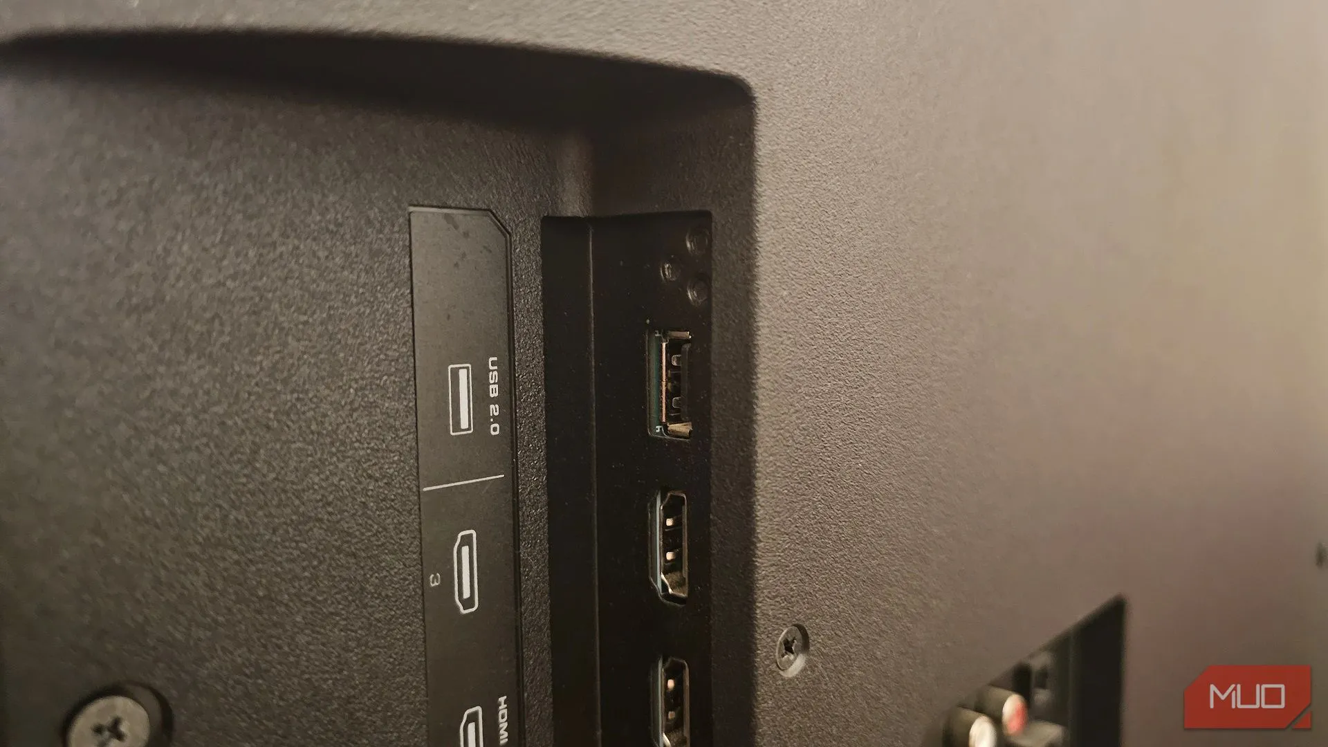 Mặt sau TV Vizio với các cổng USB 2.0 và HDMI