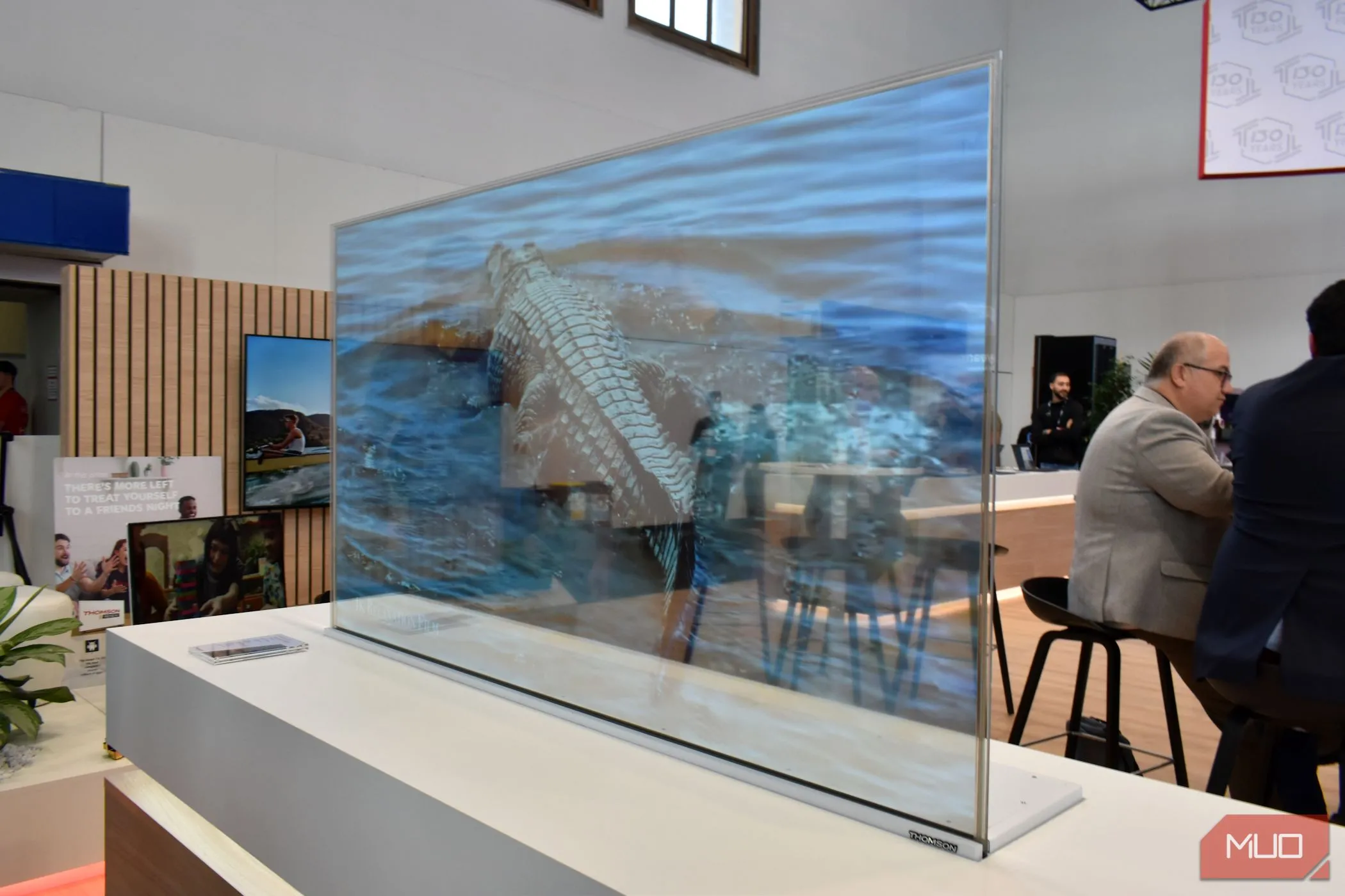 Mẫu TV OLED trong suốt của Thomson Scenium trưng bày tại IFA 2023, minh họa thiết kế siêu mỏng và linh hoạt của công nghệ OLED.