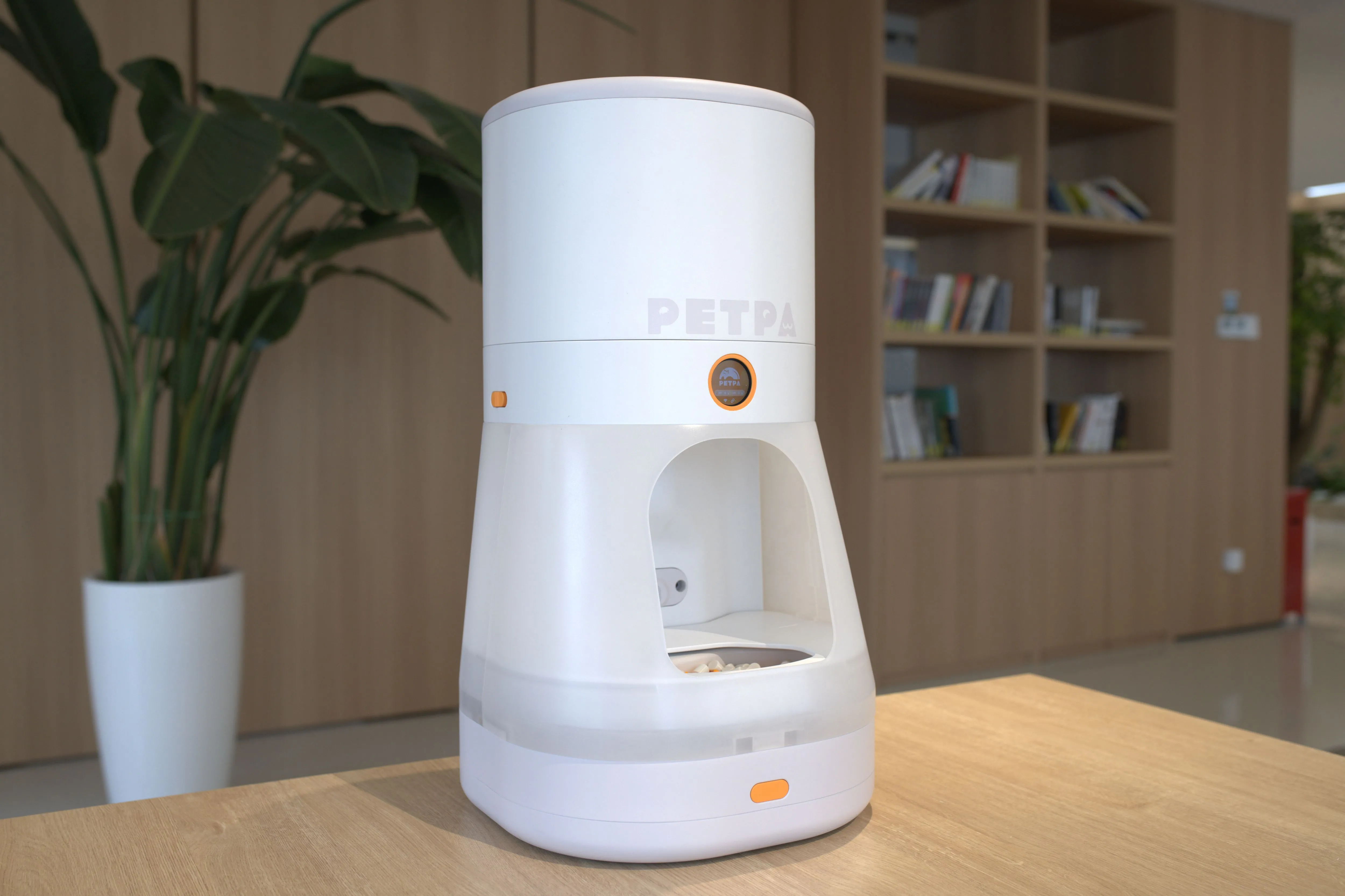 Máy cho ăn tự động PETPA Multi-Pet Feeder trên bàn, hỗ trợ cho ăn riêng biệt nhiều thú cưng.