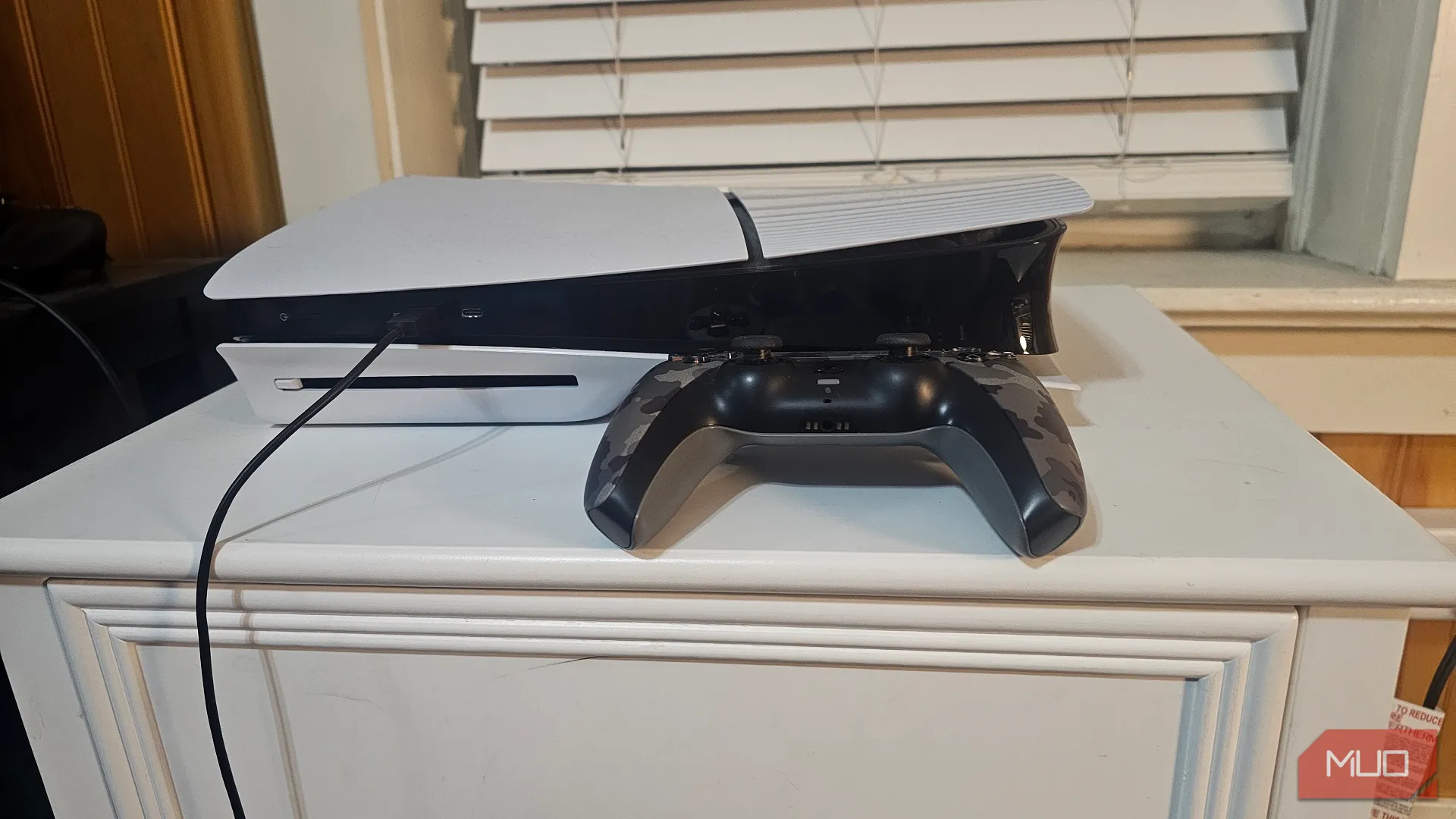 Máy chơi game PlayStation 5 và tay cầm DualSense, có thể cài ứng dụng xem phim