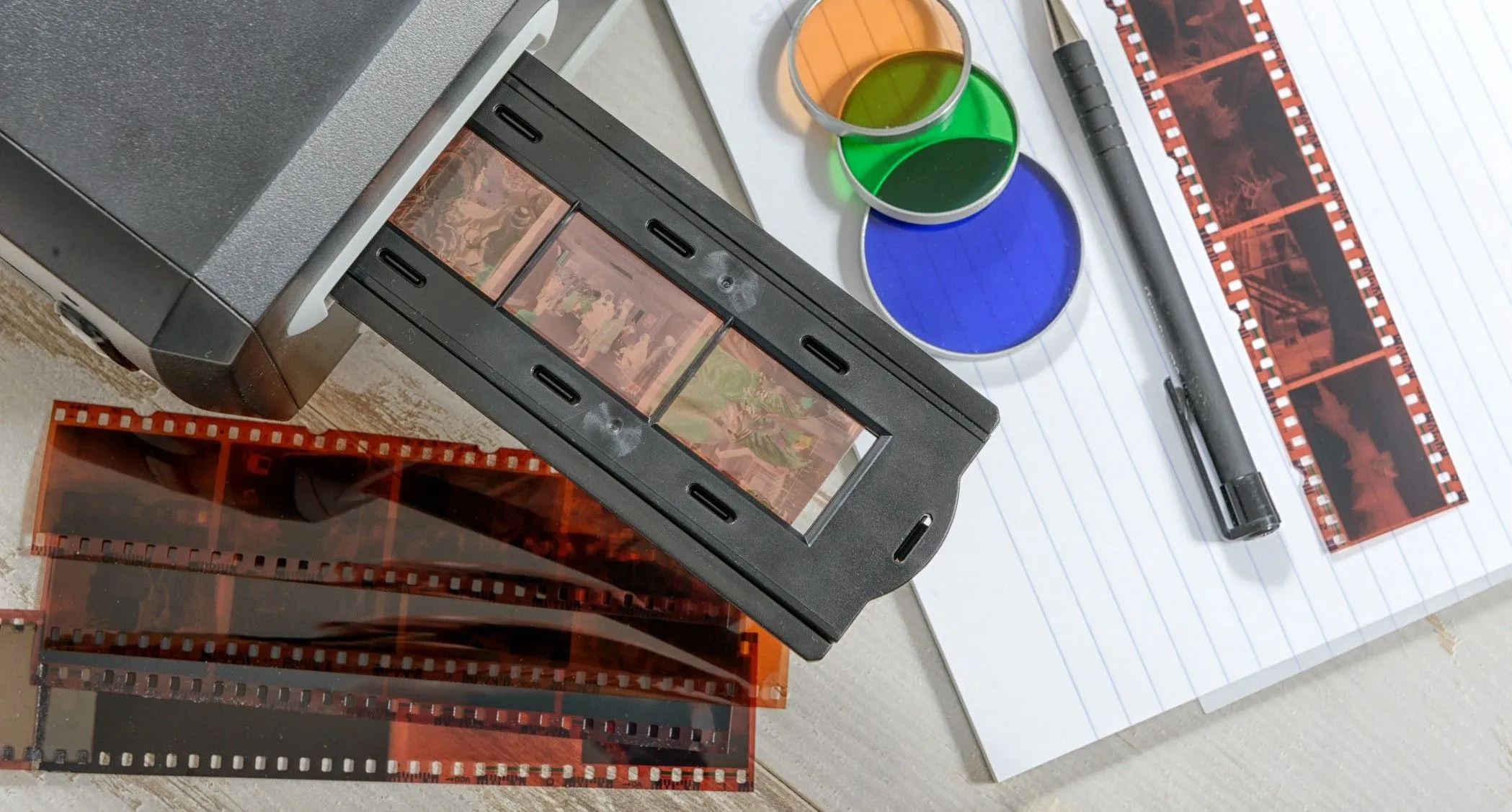 Máy scan âm bản và slide film chuyên nghiệp để số hóa ảnh cũ