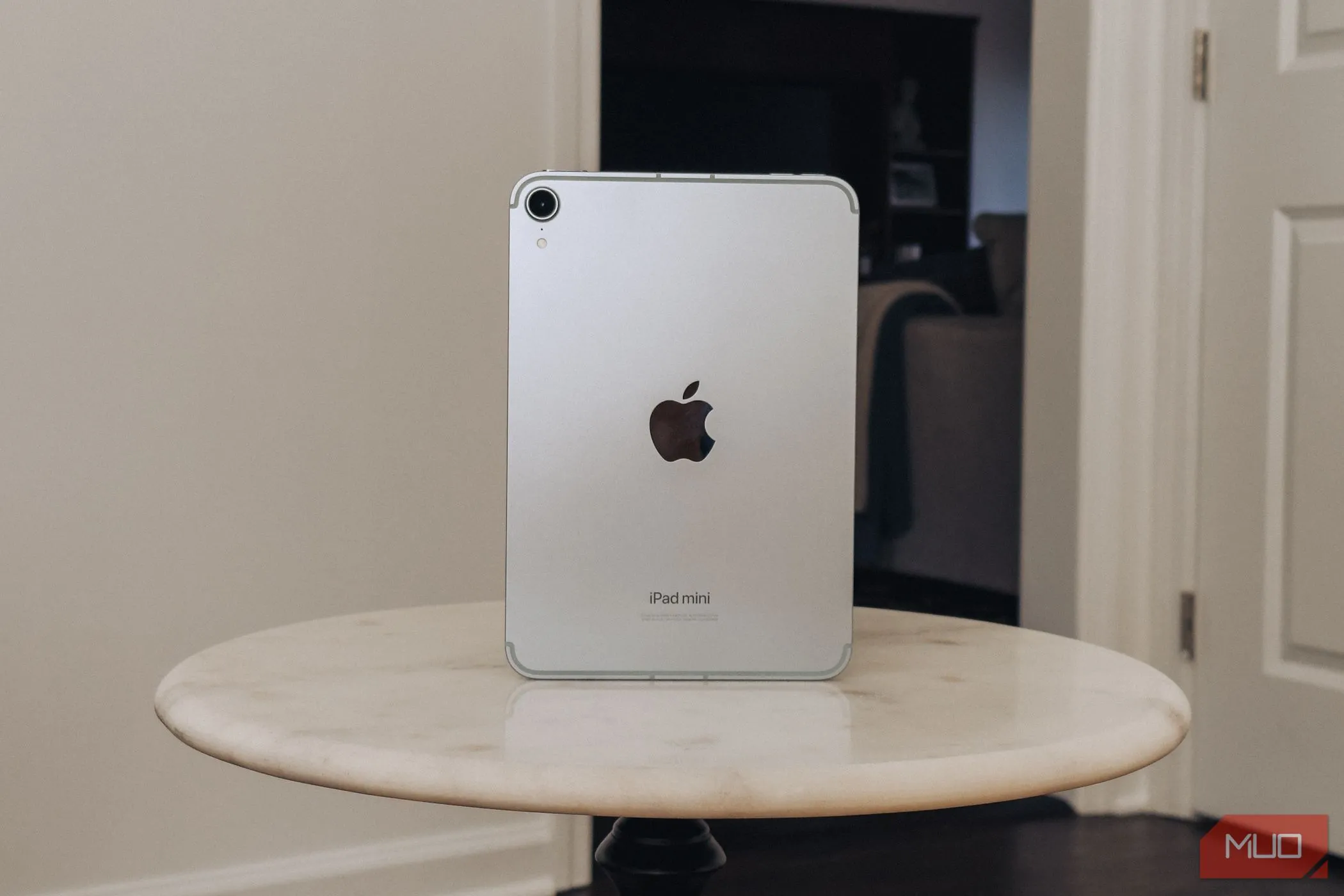 Máy tính bảng iPad mini đặt trên bàn đá cẩm thạch, minh họa sự phức tạp trong cách đặt tên các dòng iPad của Apple