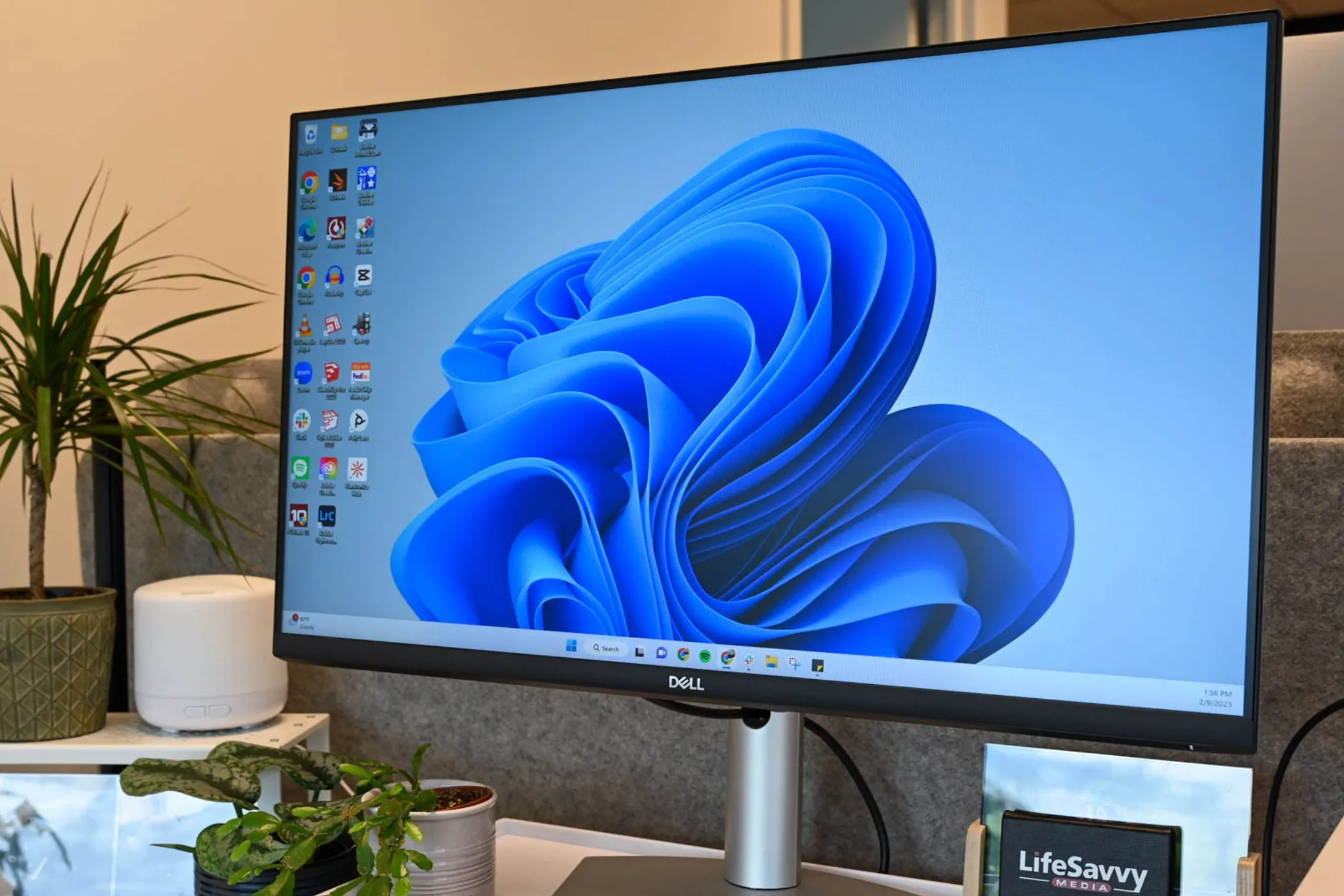Máy tính cá nhân hiển thị giao diện Windows với các ứng dụng mở, minh họa trải nghiệm người dùng và những lo ngại về quyền riêng tư trong Windows 11