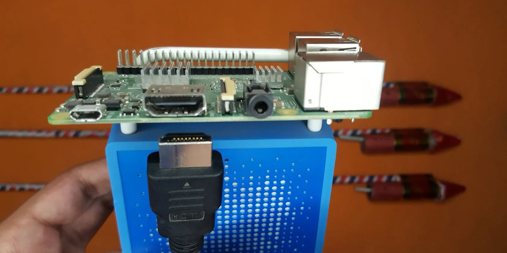 Máy tính mini Raspberry Pi 3 cùng cáp HDMI và loa