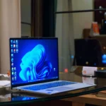 Máy tính xách tay chạy Windows 11 hiển thị watermark thông báo cấu hình không tương thích trên màn hình desktop.