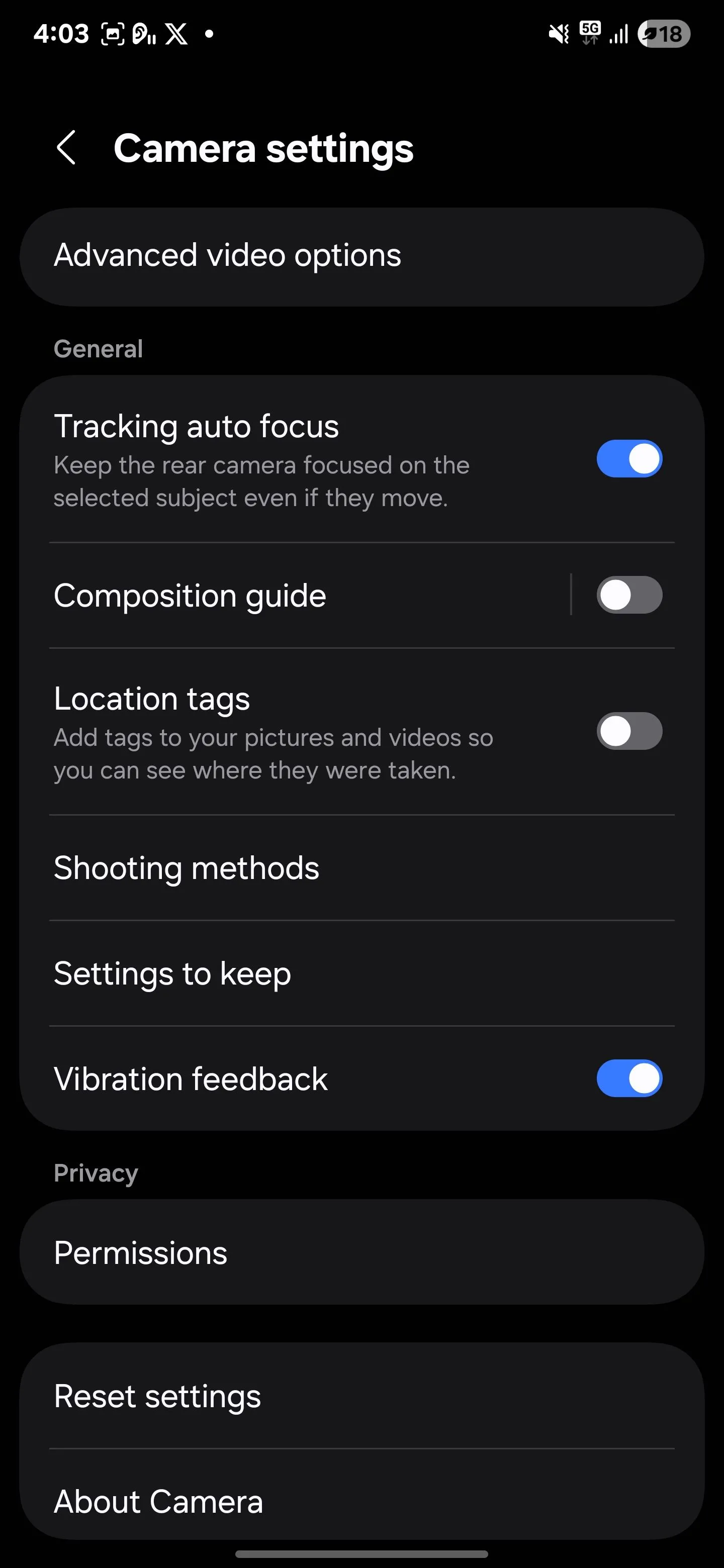 Menu cài đặt camera Samsung hiển thị tùy chọn &quot;Hướng dẫn bố cục&quot; với các lựa chọn &quot;Lưới và mức độ&quot; và &quot;Chỉ lưới&quot;.