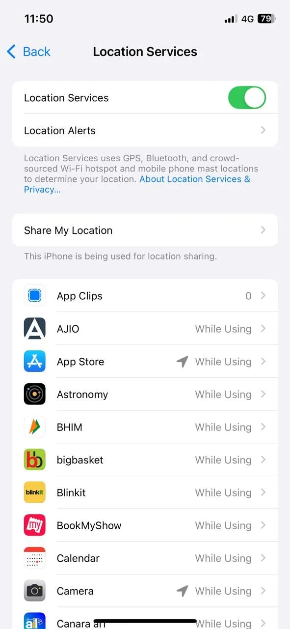 Menu Dịch vụ định vị trong cài đặt Quyền riêng tư &amp; Bảo mật trên iPhone, hiển thị quyền truy cập vị trí của các ứng dụng.