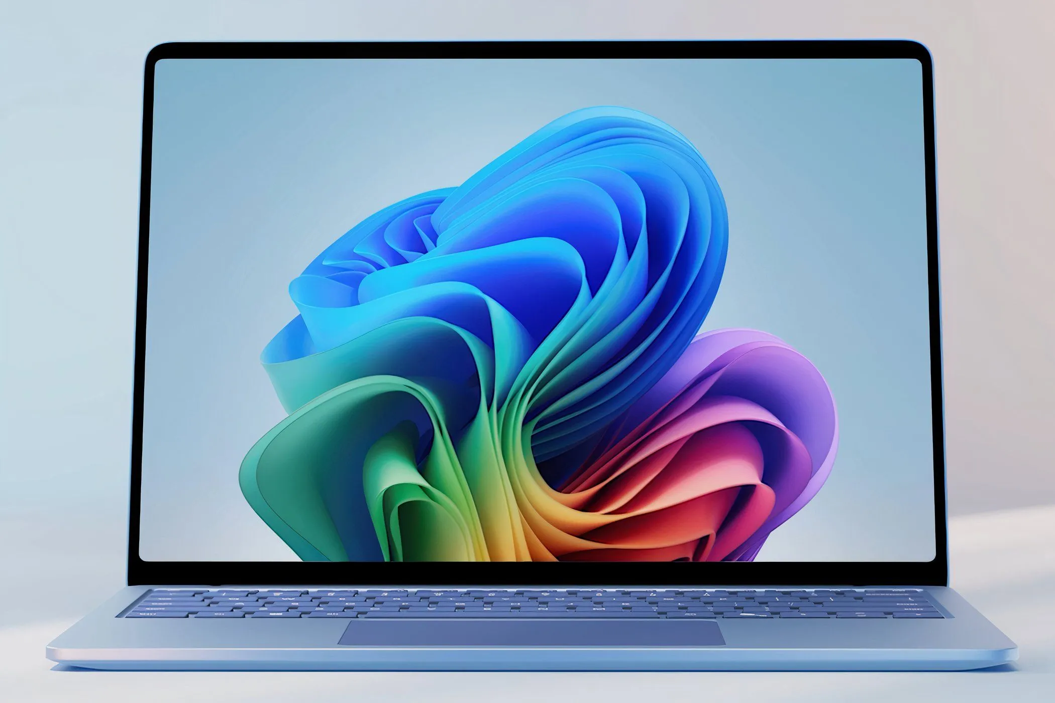 Microsoft Surface Laptop 7th Edition màu Platinum mở ra trên bàn làm việc