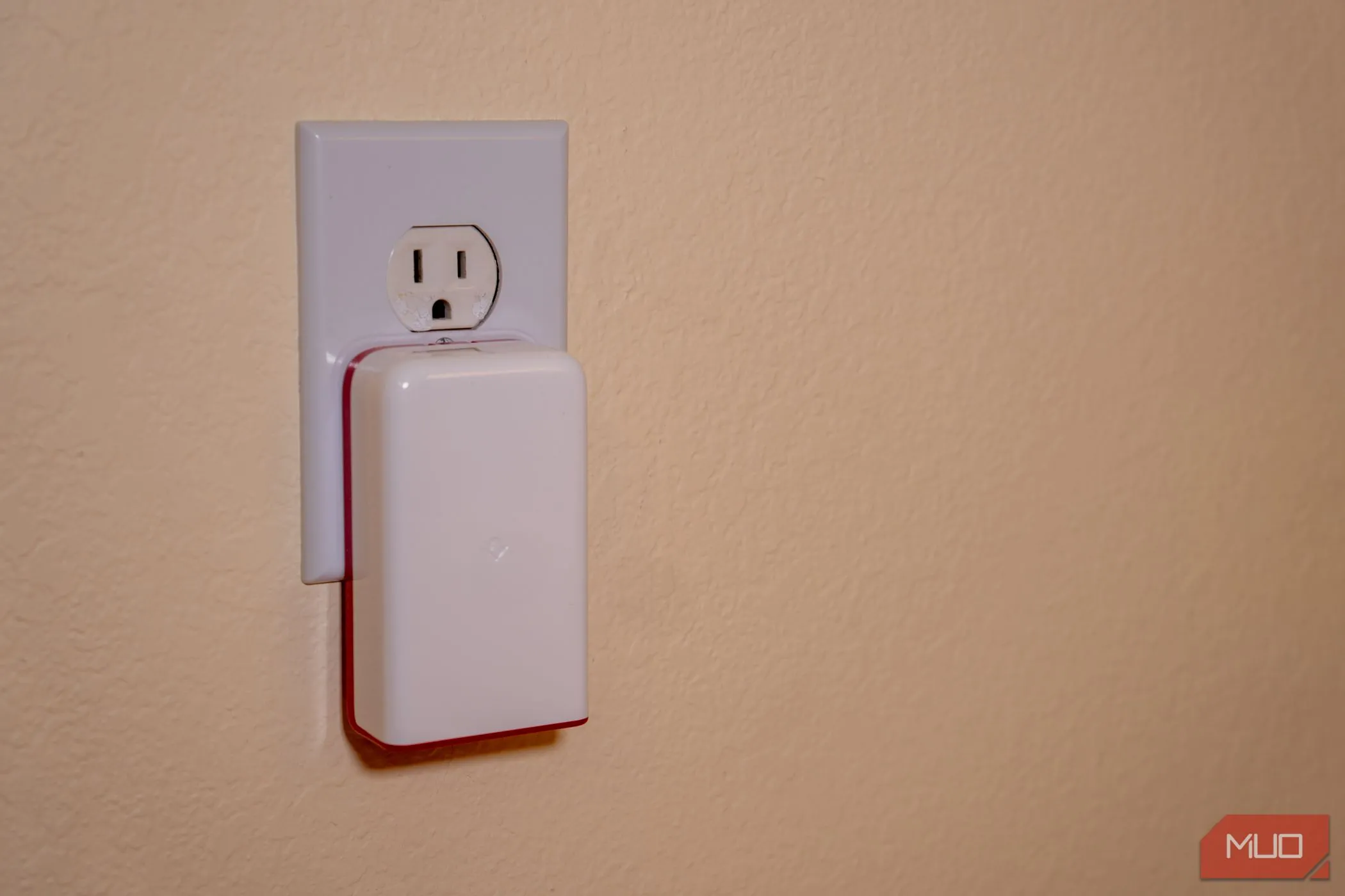 Minh họa một bộ chuyển đổi Powerline Adapter được cắm trực tiếp vào ổ cắm điện trên tường, nhấn mạnh tính năng lắp đặt đơn giản