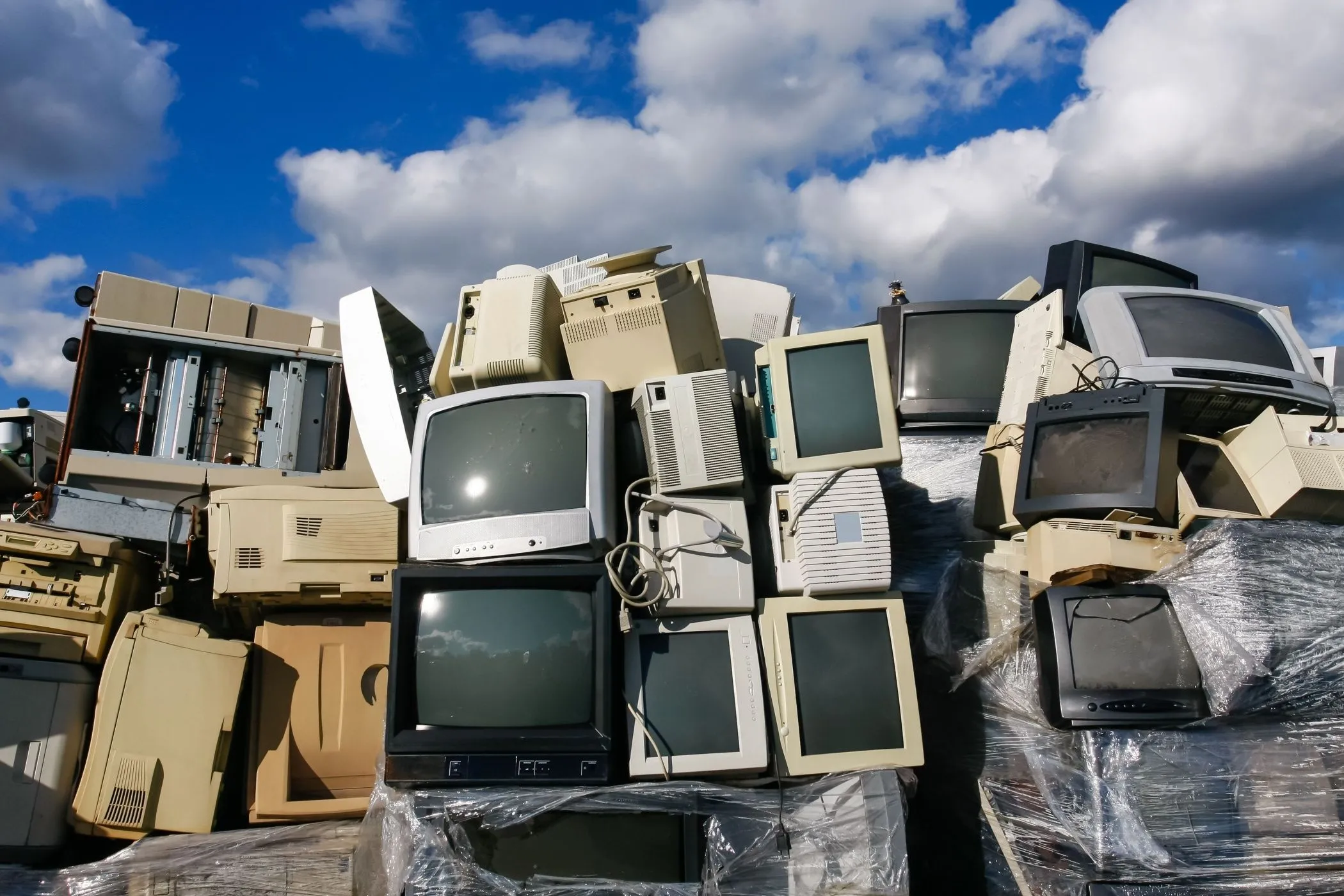Một đống TV CRT cũ bị vứt bỏ, biểu tượng cho thế hệ TV truyền thống nhưng vẫn có giá trị đặc biệt với game thủ retro.