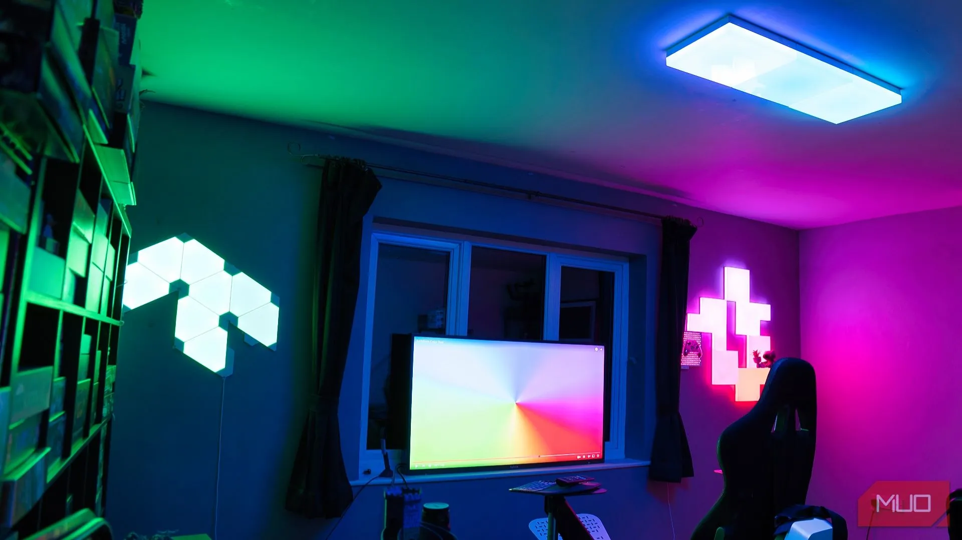Một góc phòng chơi game với hệ thống đèn Nanoleaf, minh họa khả năng xử lý ánh sáng đa dạng khi dùng DSLR làm webcam