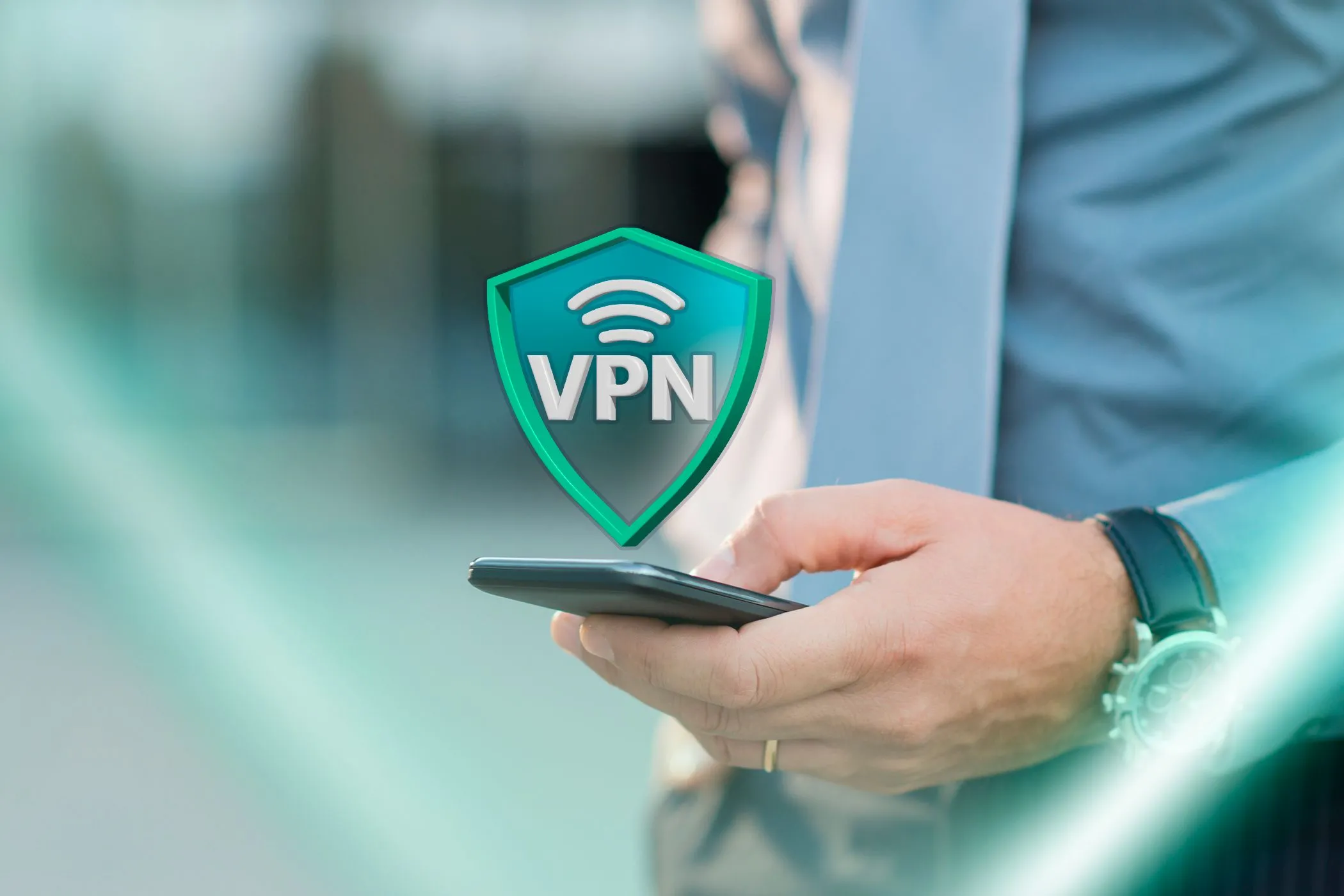 Một người cầm điện thoại với biểu tượng VPN trên màn hình