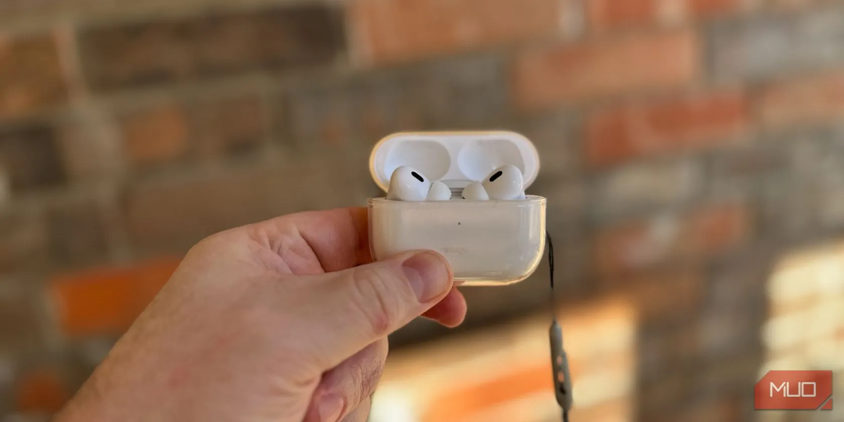 Một người đang cầm hộp sạc AirPods Pro 2, thể hiện ưu điểm về mức giá và giá trị kinh tế của dòng tai nghe này.