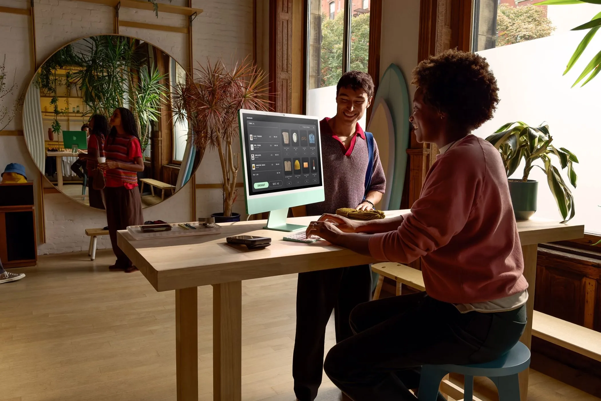 Một người dùng đang làm việc trên iMac 24 inch tại không gian văn phòng sáng sủa