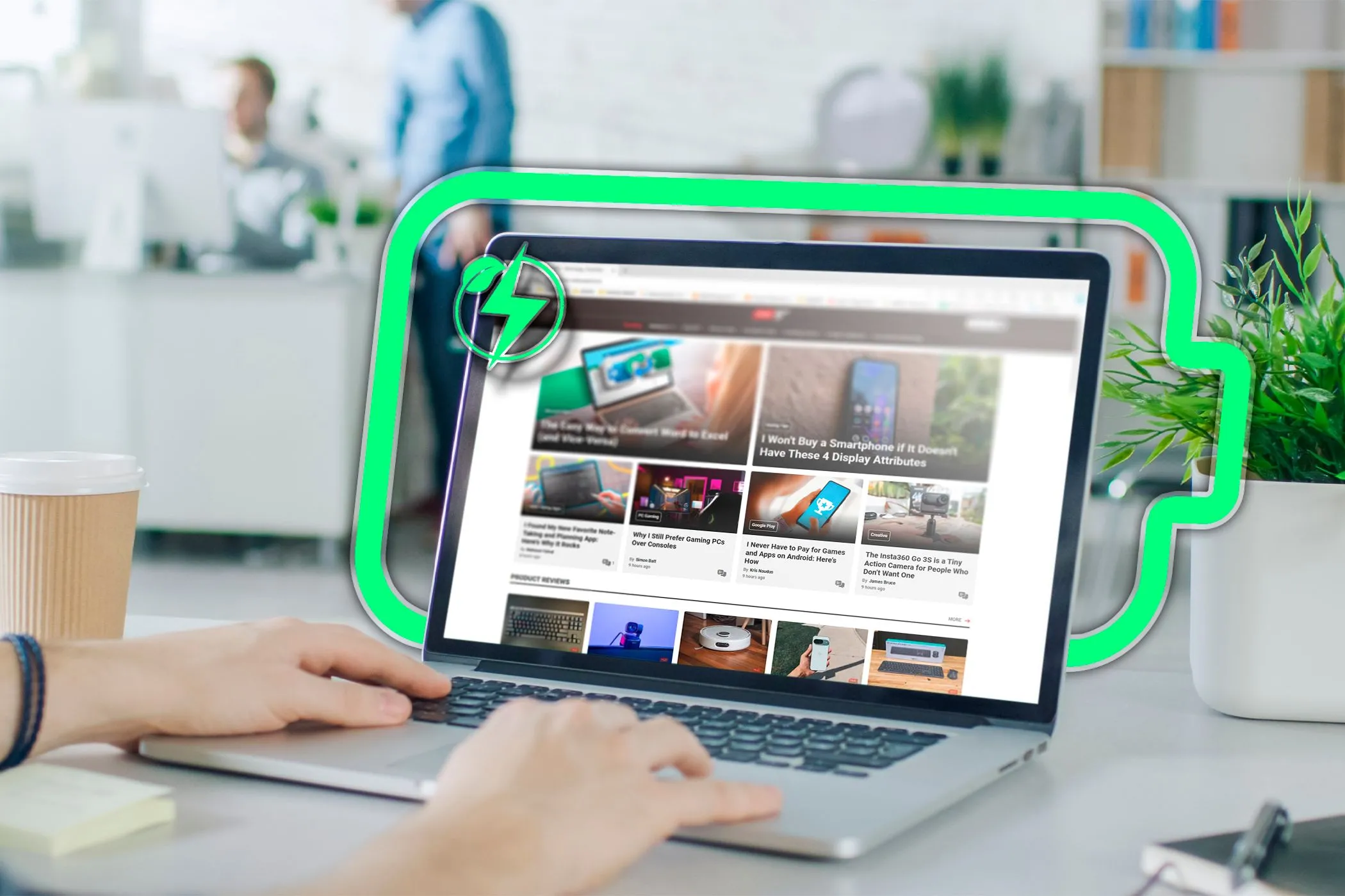Một người dùng đang làm việc trên laptop với trình duyệt Microsoft Edge và biểu tượng tiết kiệm pin, nhấn mạnh khả năng tối ưu năng lượng của Edge trên các thiết bị di động.