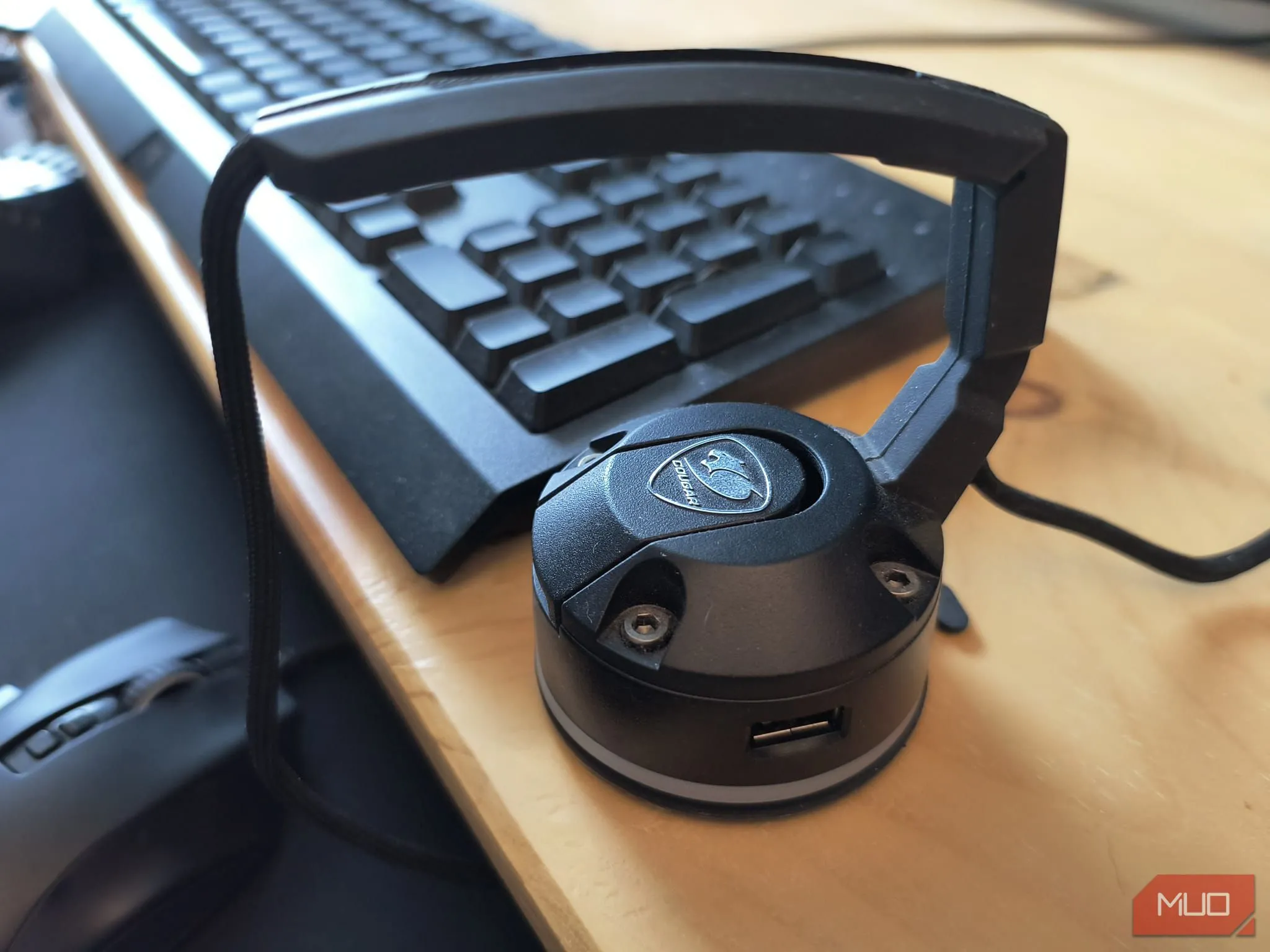Mouse Bungee Cougar Bunker RGB giúp dây chuột gaming gọn gàng trên bàn làm việc