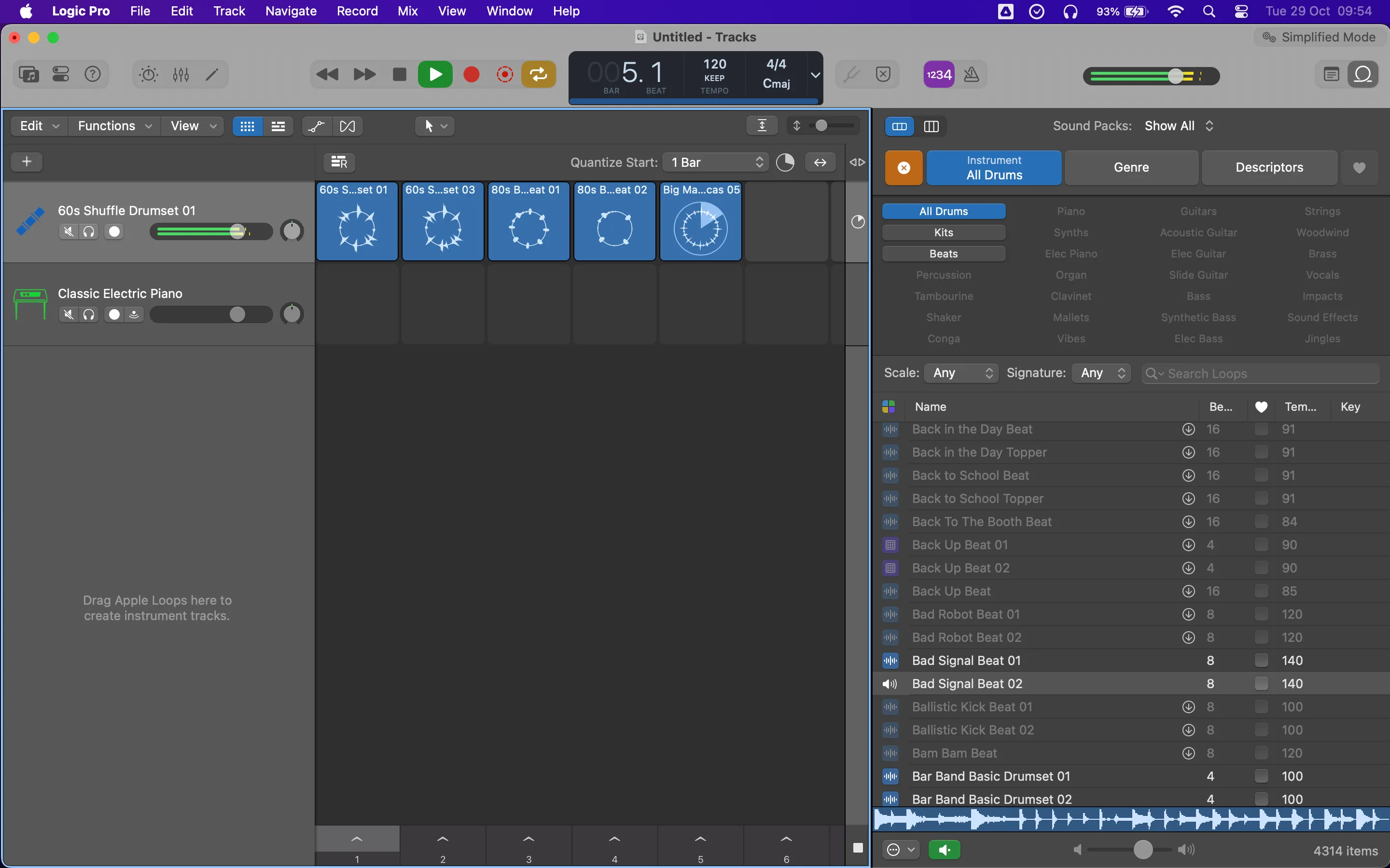 Nghệ sĩ đang làm việc trên dự án âm nhạc trong Logic Pro, hiển thị các bản nhạc và công cụ chỉnh sửa âm thanh.