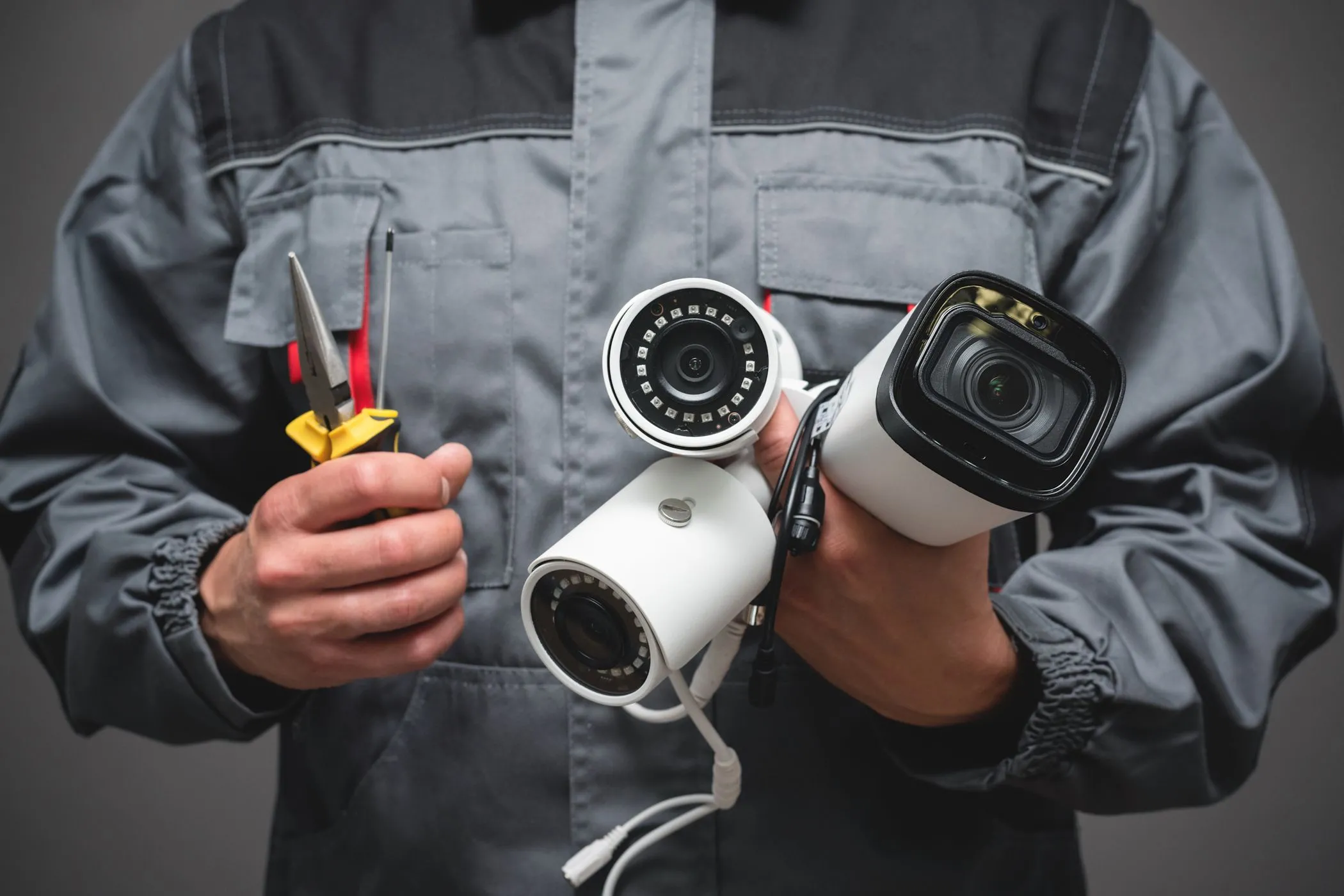 Người đàn ông cầm camera an ninh, biểu tượng cho việc Smart TV thu thập dữ liệu