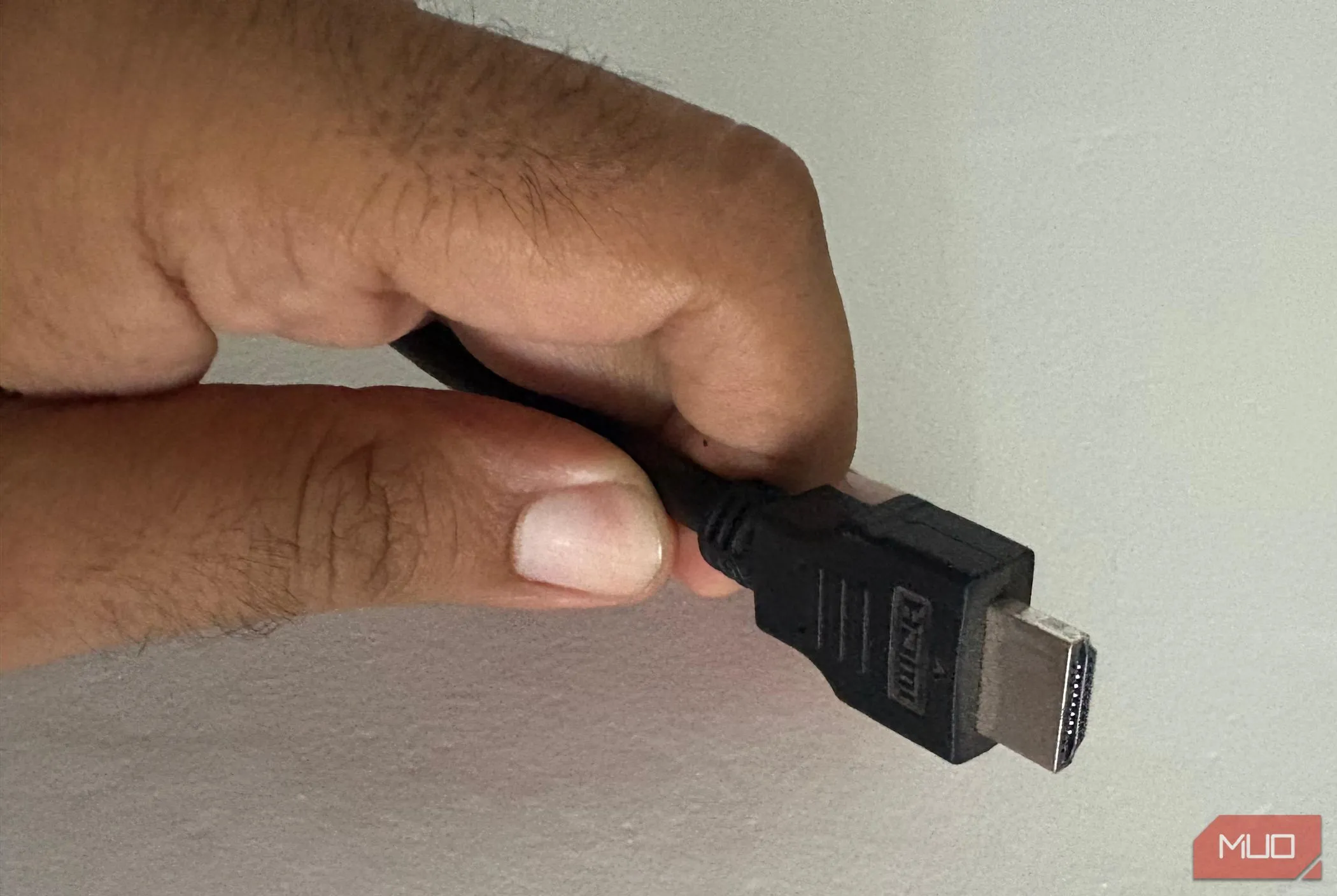 Người đàn ông cầm cáp HDMI chất lượng cao với các cổng kết nối
