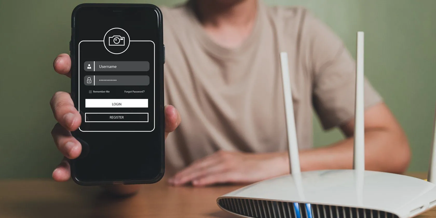 Người đàn ông cầm điện thoại kiểm tra cài đặt router Wi-Fi để tăng cường bảo mật mạng