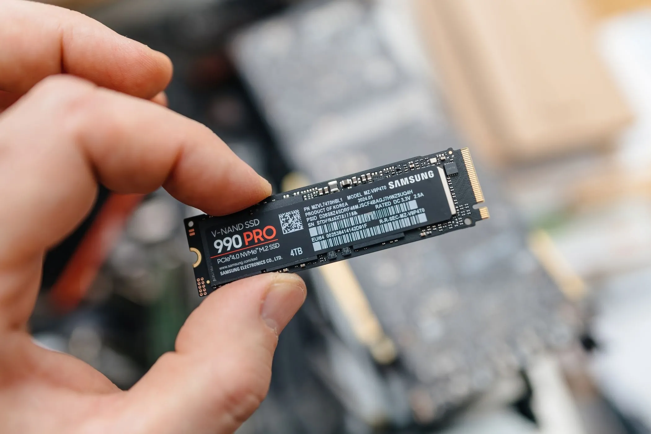 người đàn ông cầm ổ cứng SSD Samsung 990 Pro để sao lưu dữ liệu