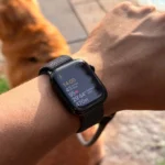 Người đàn ông đeo Apple Watch hiển thị ứng dụng tập luyện với số liệu thống kê trên cổ tay