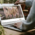 Người đàn ông xem phim trên các dịch vụ streaming FAST miễn phí hợp pháp