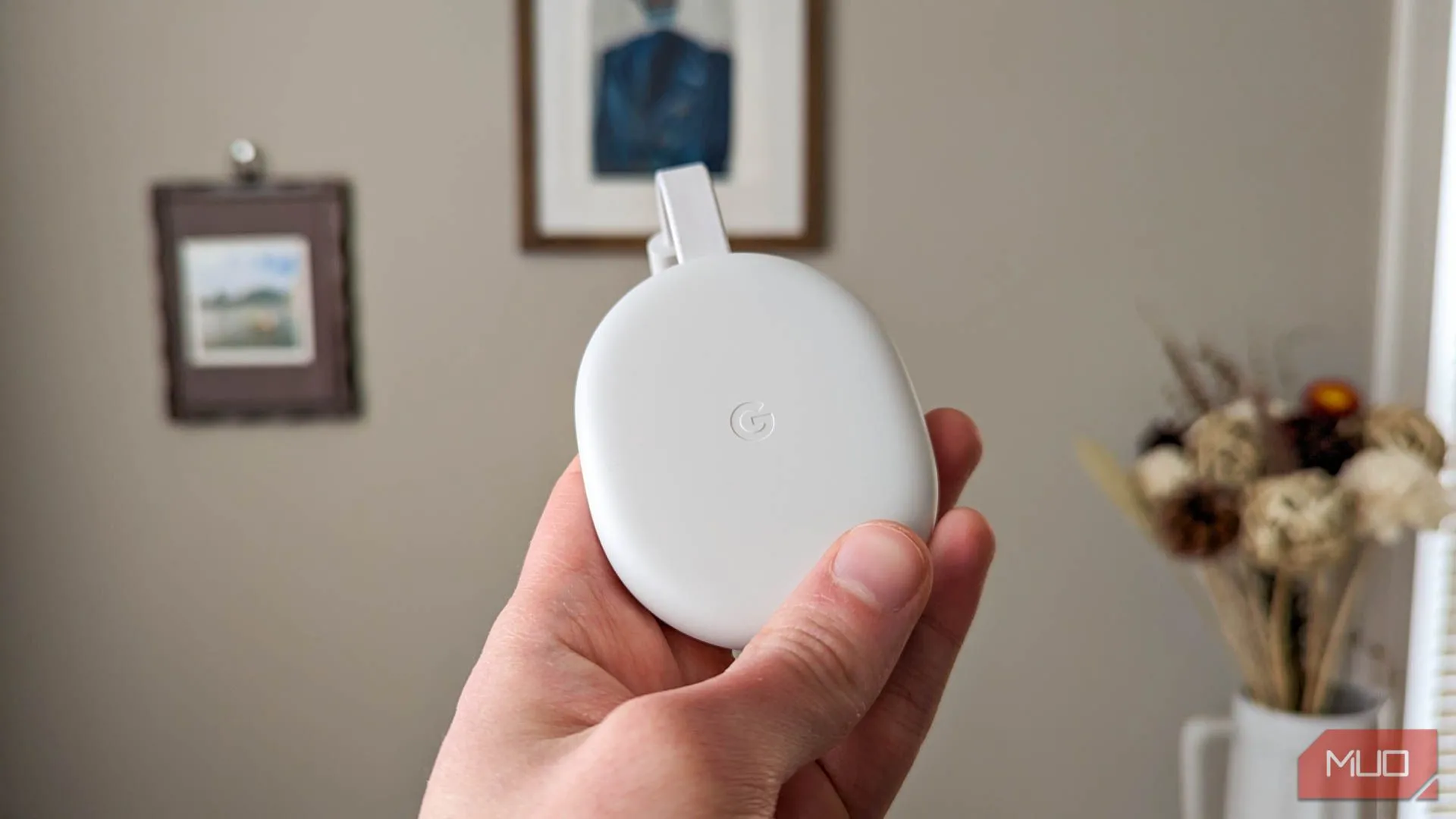 Người dùng cầm Chromecast 4K với Google TV, giải pháp giải trí tại gia hiệu quả chi phí