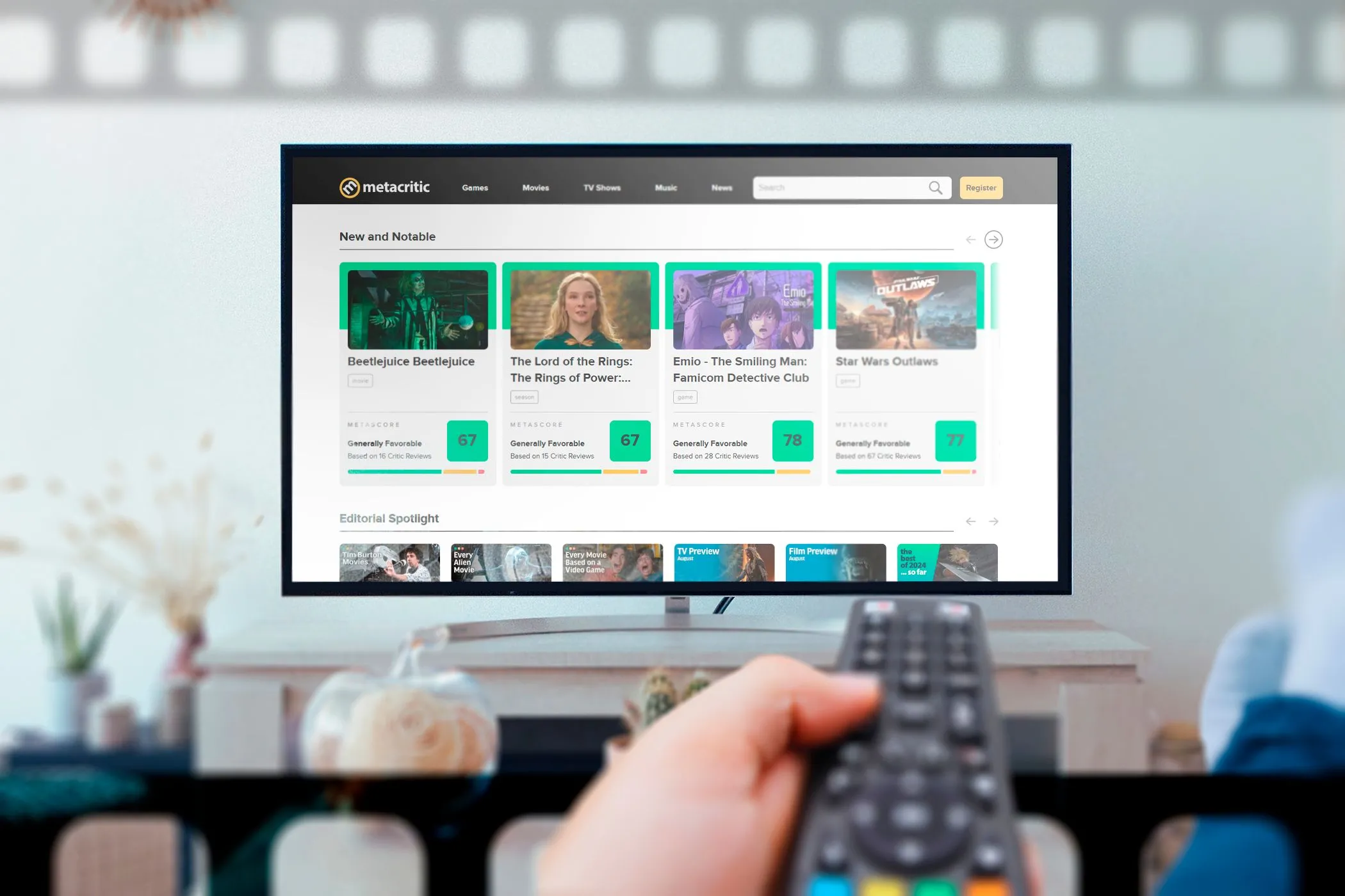 Người dùng cầm điều khiển tìm kiếm phim trên TV, gợi ý nội dung xem tiếp