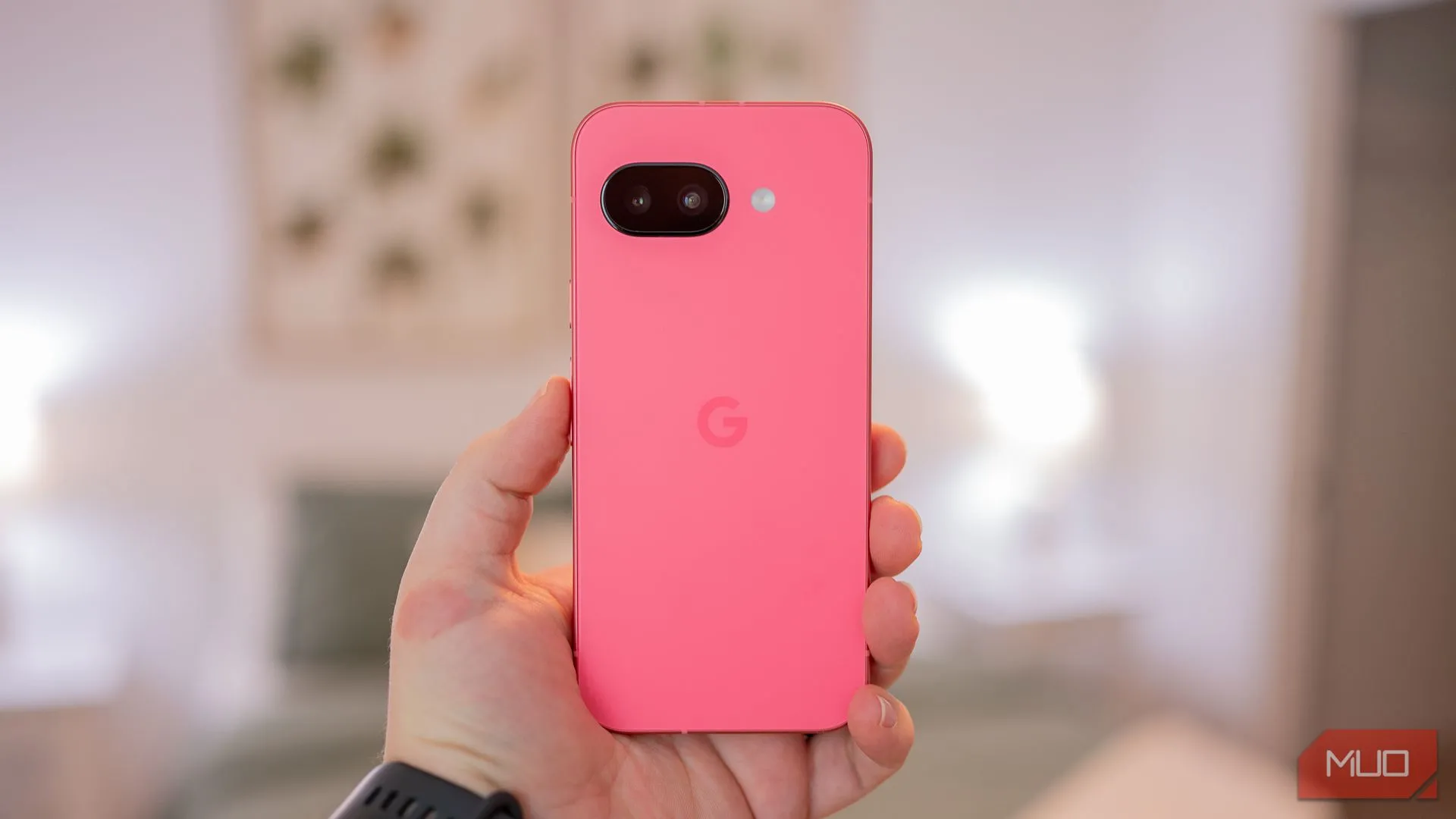 Người dùng cầm Google Pixel 9a trên tay, làm nổi bật thiết kế tối giản và mặt lưng matte sang trọng