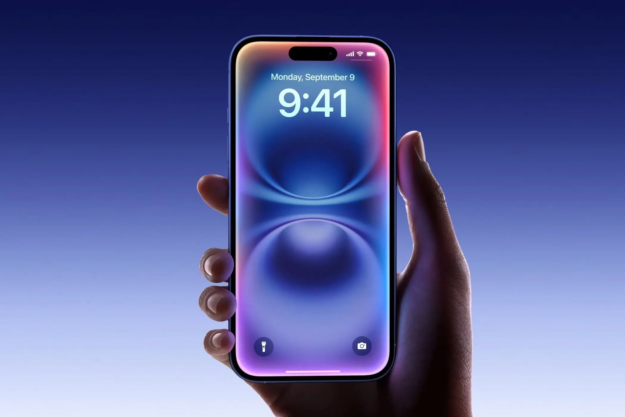 Người dùng cầm trên tay iPhone 16 với giao diện người dùng Apple, thể hiện trải nghiệm sử dụng thực tế và hiệu suất kết nối.