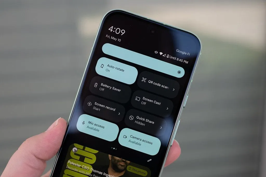 Người dùng đang cầm điện thoại Google Pixel 8a, minh họa một thiết bị di động có thể hưởng lợi từ lớp phủ ceramic bảo vệ.