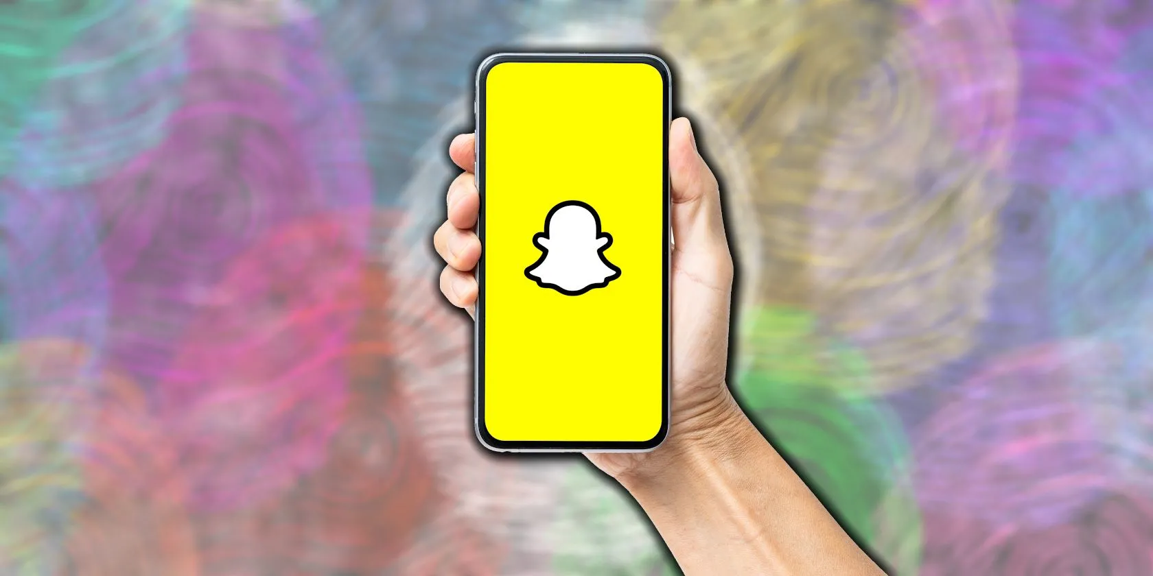 Người dùng đang cầm điện thoại hiển thị ứng dụng Snapchat trên màn hình