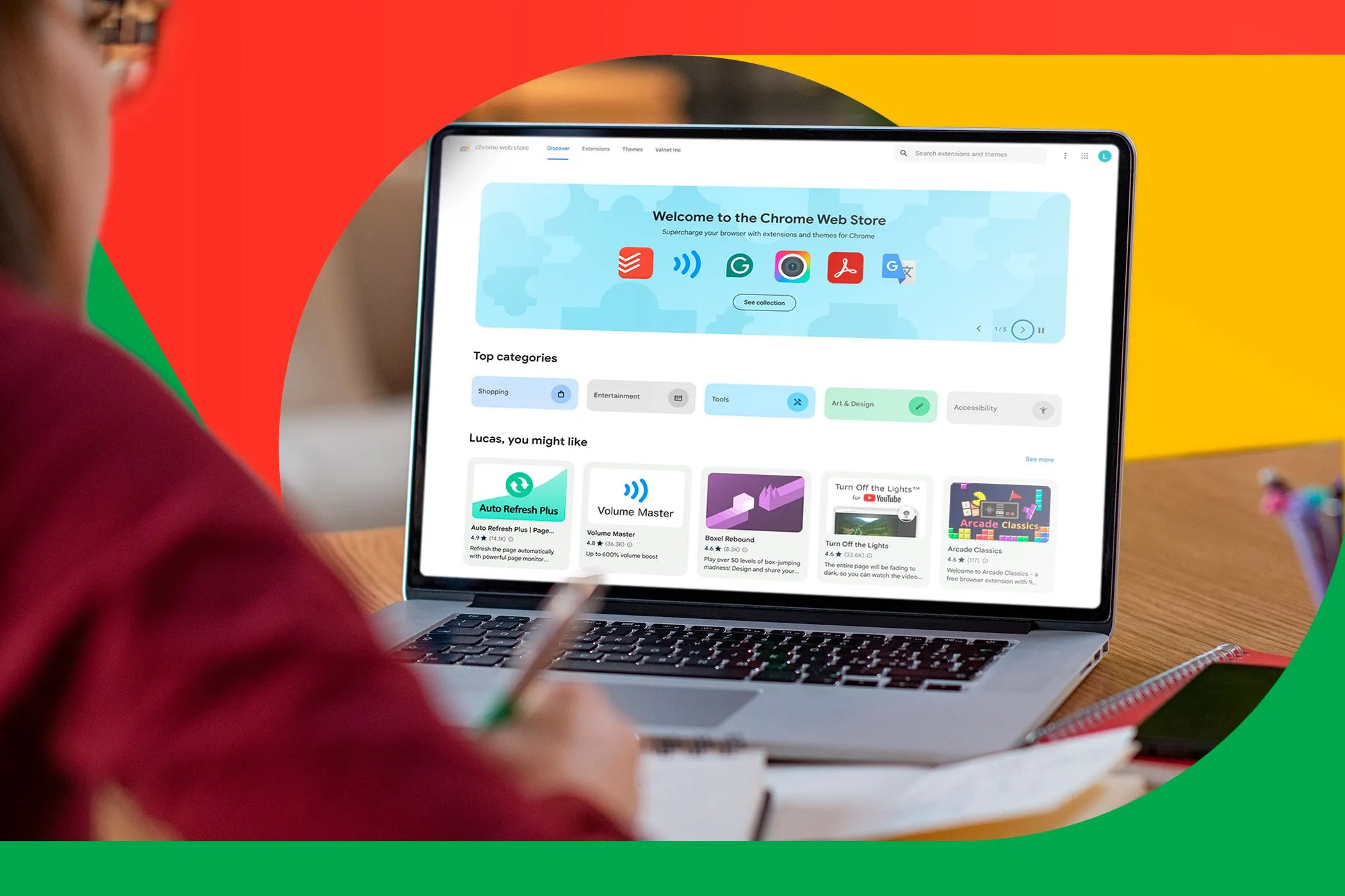 Người dùng đang duyệt Chrome Web Store trên laptop để tìm kiếm các tiện ích mở rộng hữu ích.