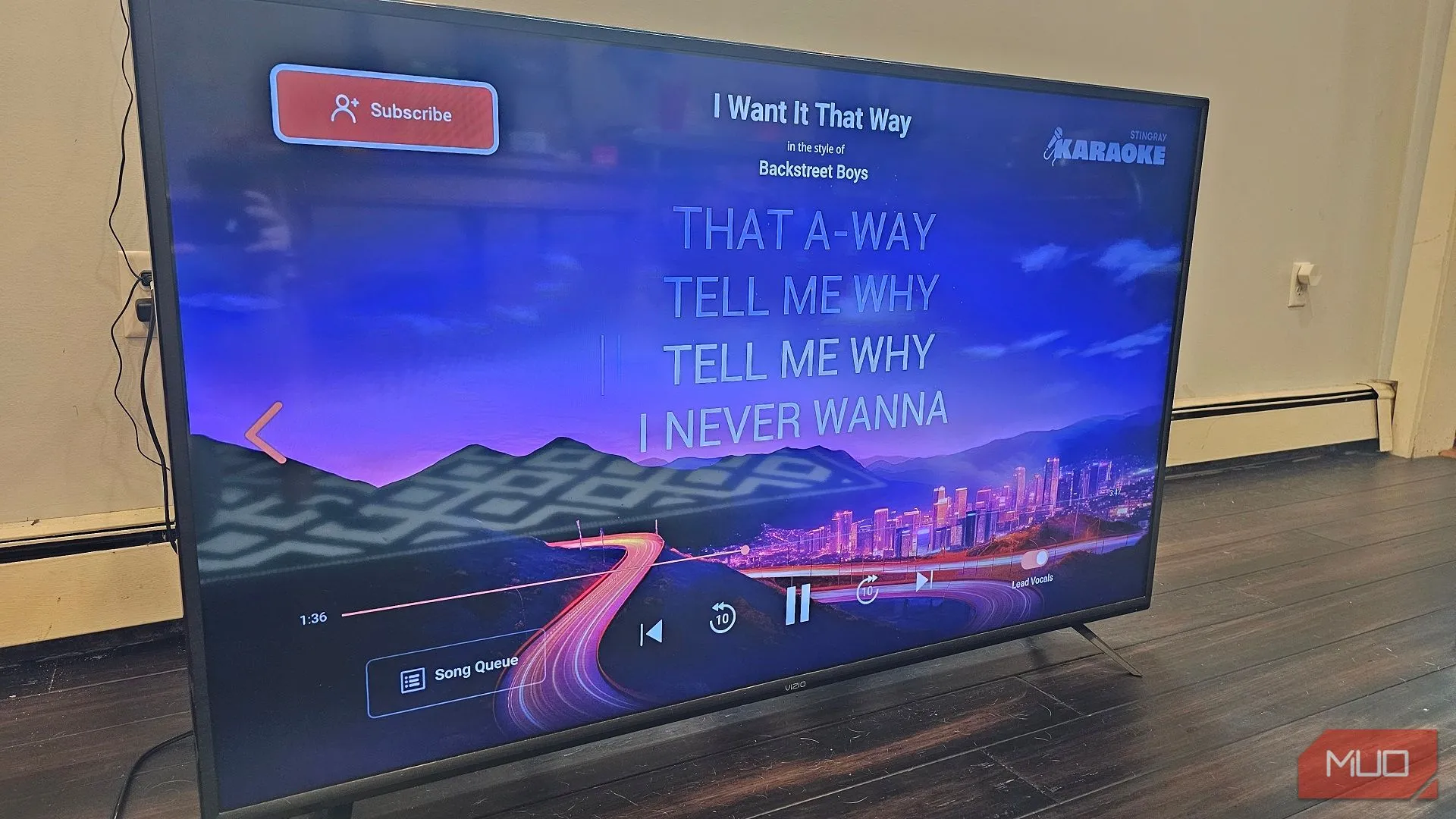 Người dùng đang hát karaoke trên ứng dụng Stingray Karaoke, minh họa việc sử dụng ứng dụng giải trí trên Smart TV có thể bị gián đoạn bởi mã độc