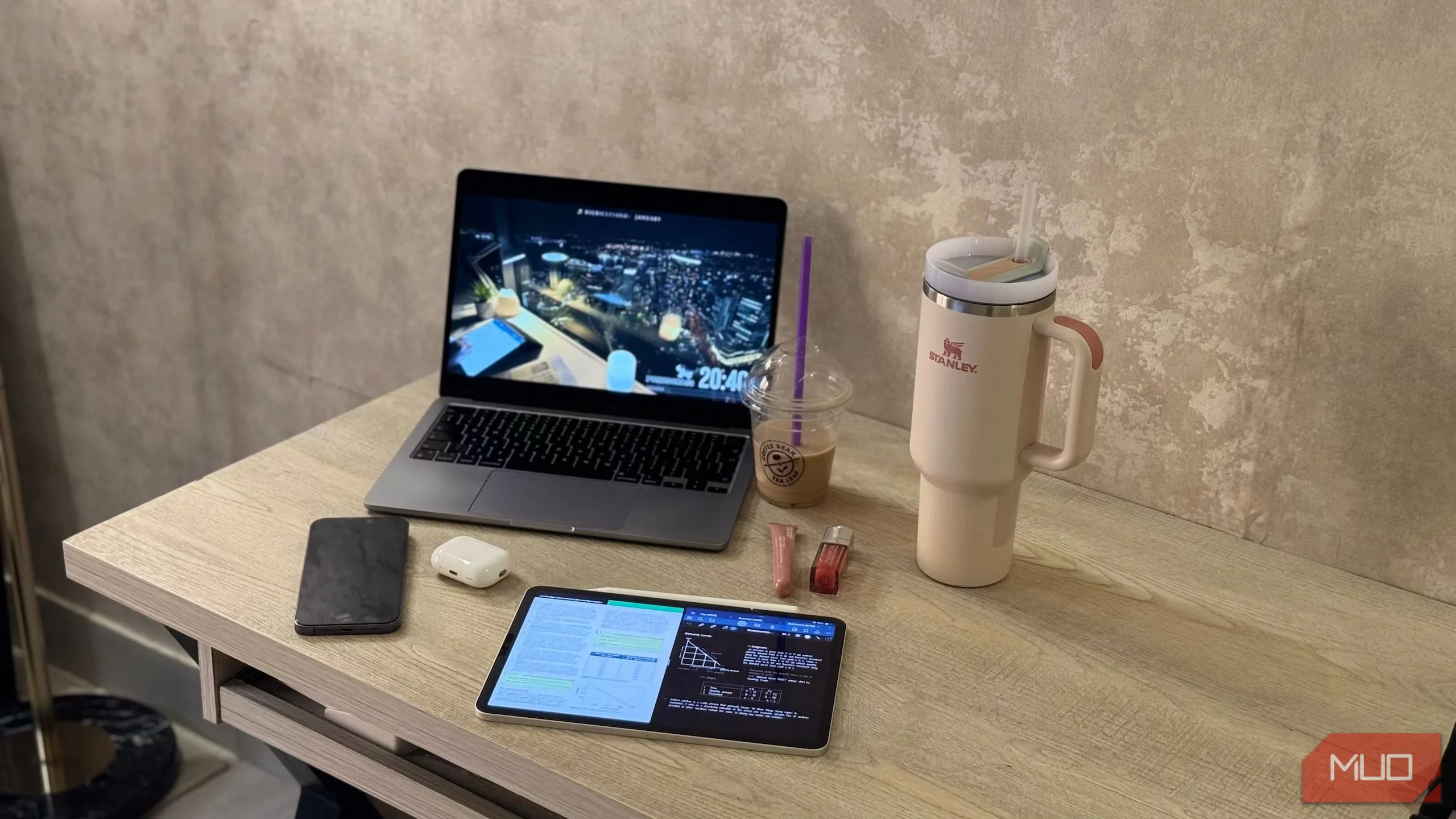 Người dùng đang học bài với máy tính, điện thoại đặt gần để quay time-lapse và xem video "Study With Me" giúp tăng tập trung.