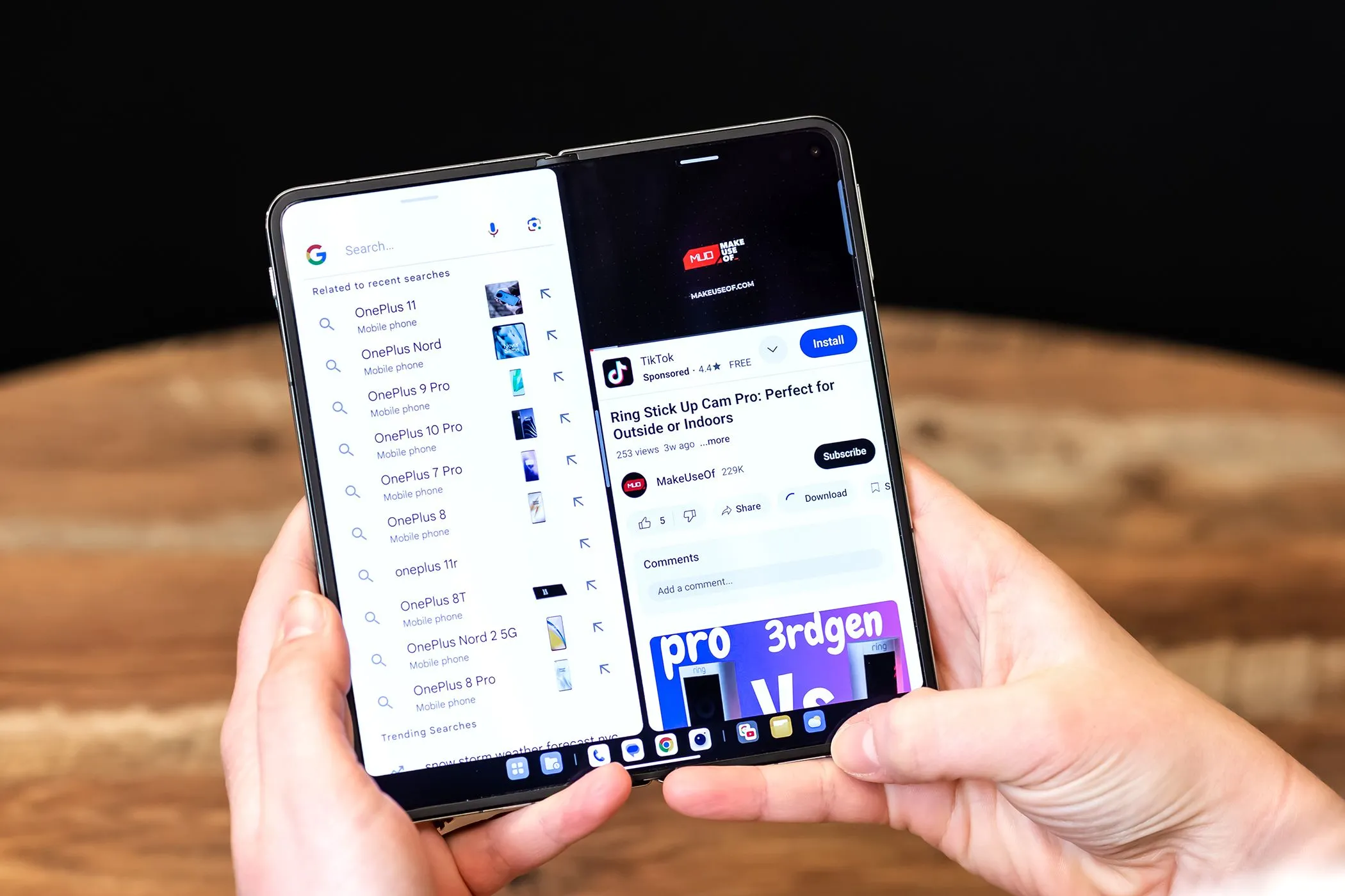Người dùng đang sử dụng điện thoại gập OnePlus Open với chế độ chia đôi màn hình để làm việc đa nhiệm