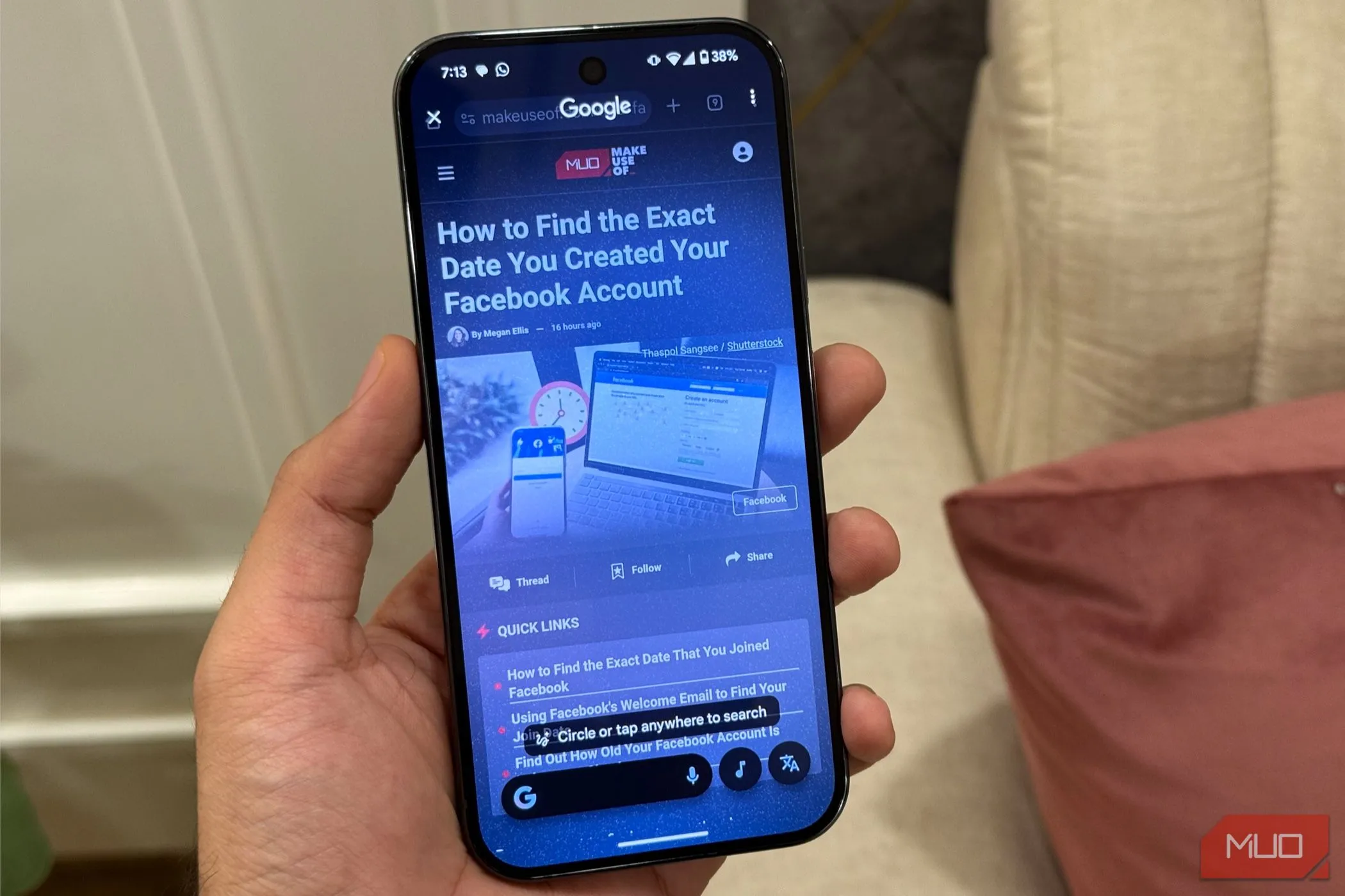 Người dùng đang sử dụng tính năng Circle to Search trên điện thoại Pixel 9 để tìm kiếm thông tin trên màn hình.