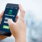 Người dùng đang thao tác trên ứng dụng ngân hàng di động trên smartphone.