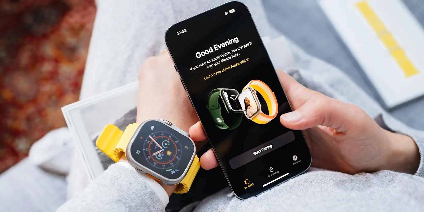 Người dùng đang thực hiện quy trình ghép nối Apple Watch Ultra với iPhone, minh họa sự đơn giản trong thiết lập