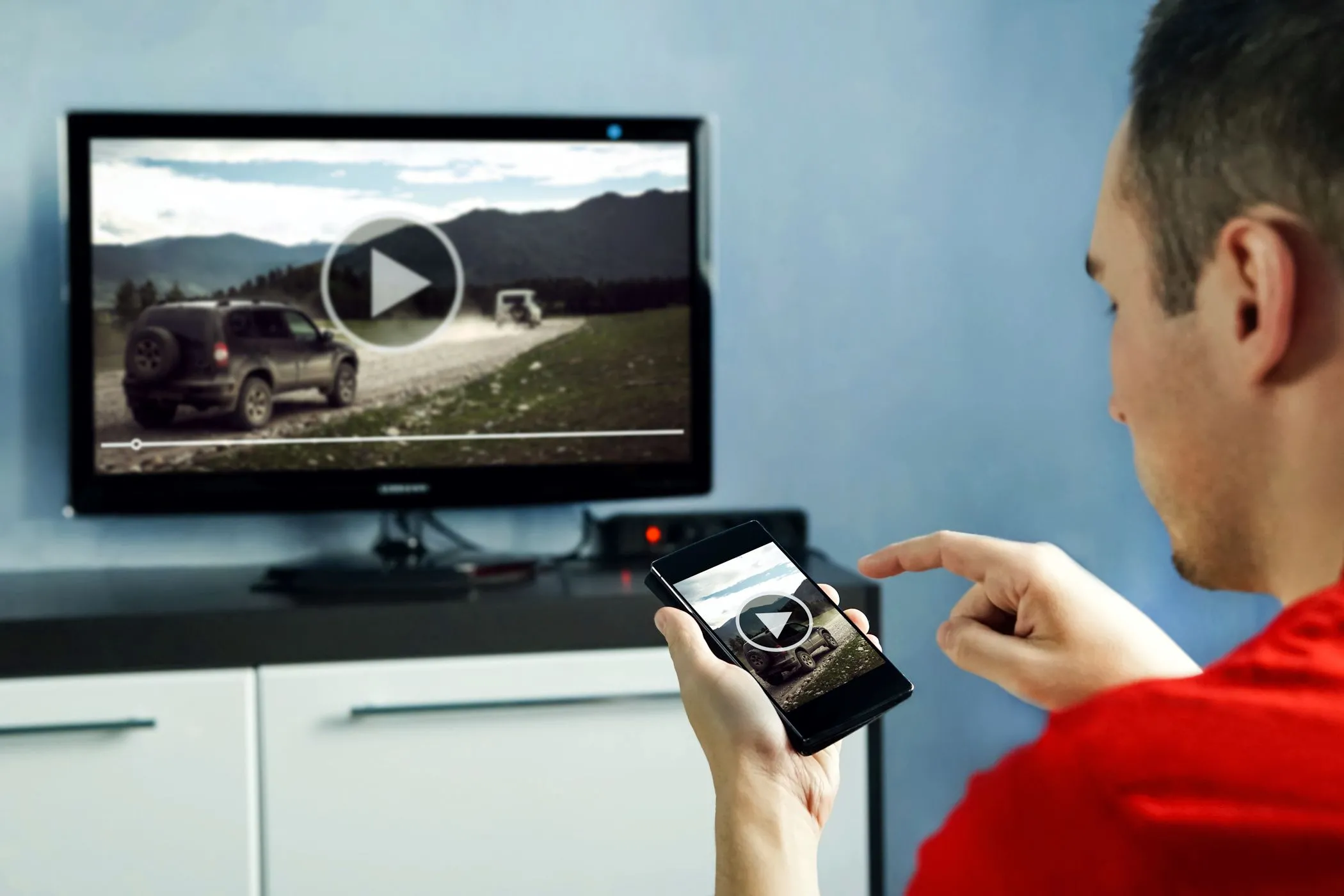 Người dùng đang xem video trên smart TV và ứng dụng điện thoại đồng hành