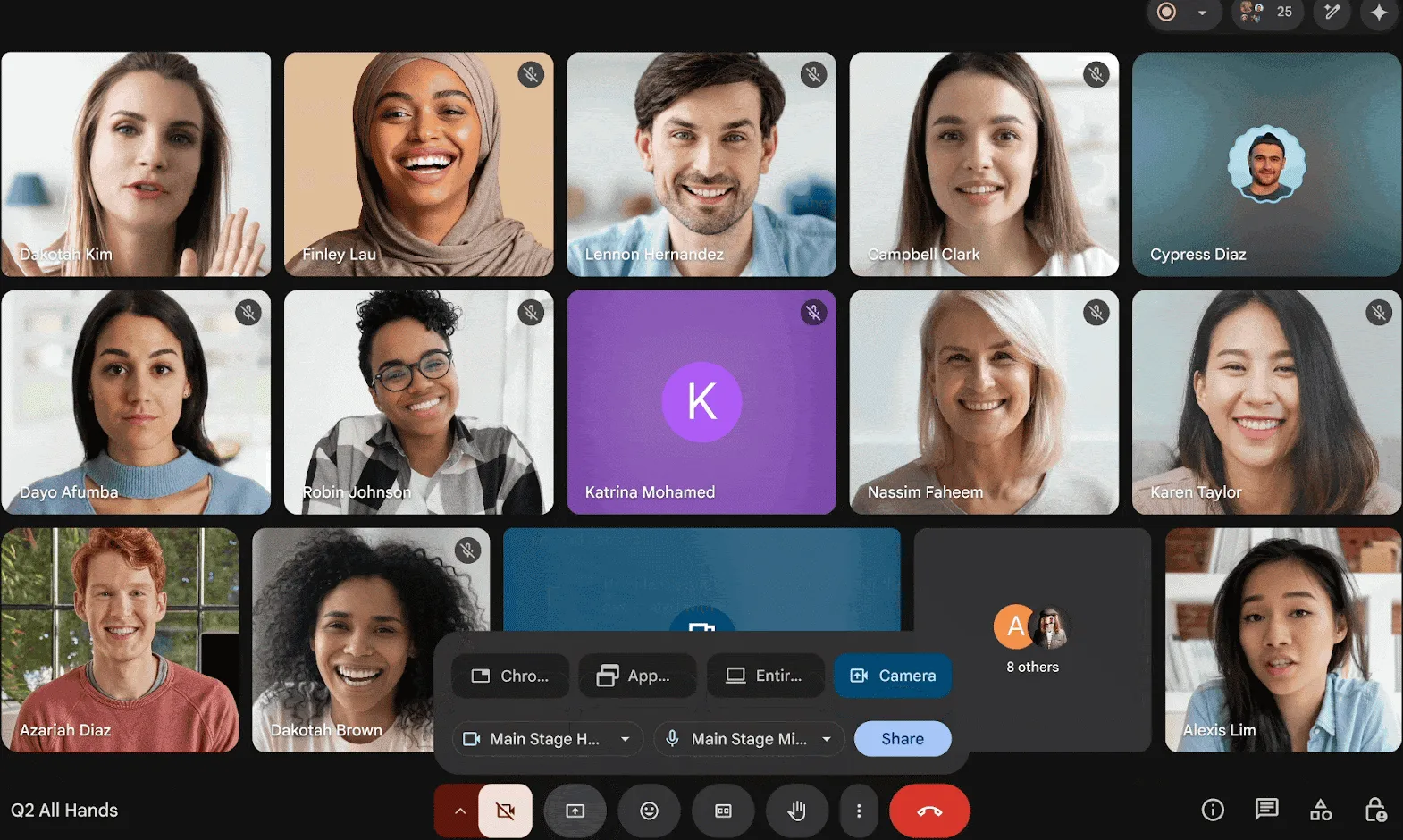 Người dùng Google Meet đang sử dụng tính năng trình chiếu từ camera ngoài với máy chiếu vật thể