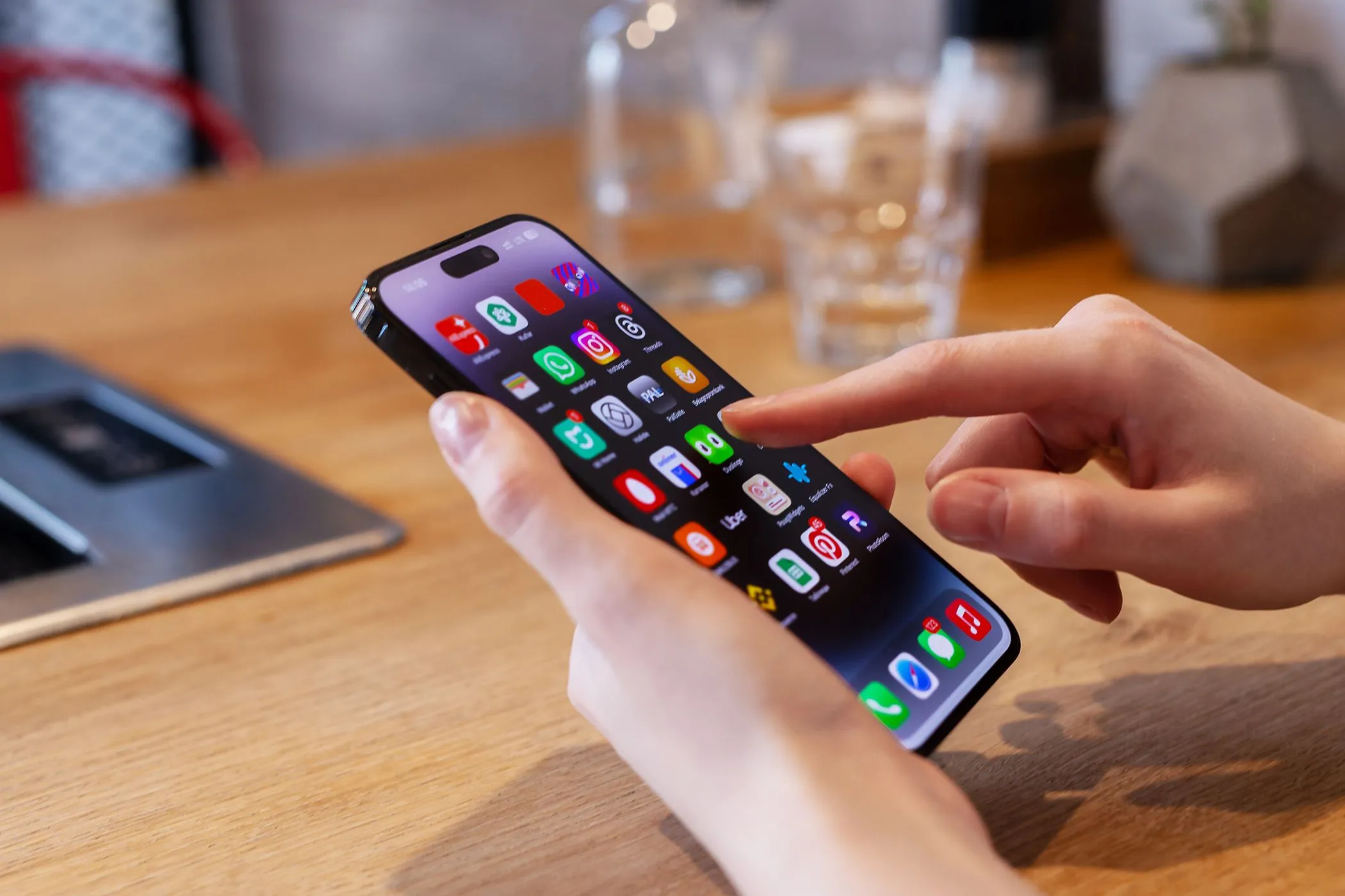 Người dùng iPhone đang trải nghiệm điện thoại tại bàn