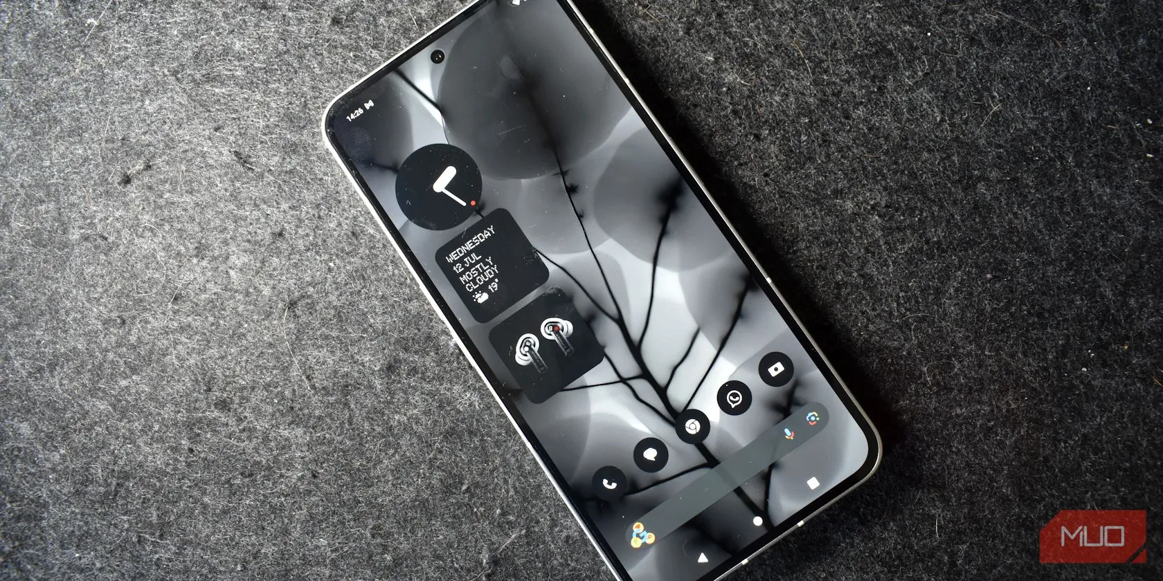 Người dùng thao tác trên màn hình điện thoại Nothing Phone 2