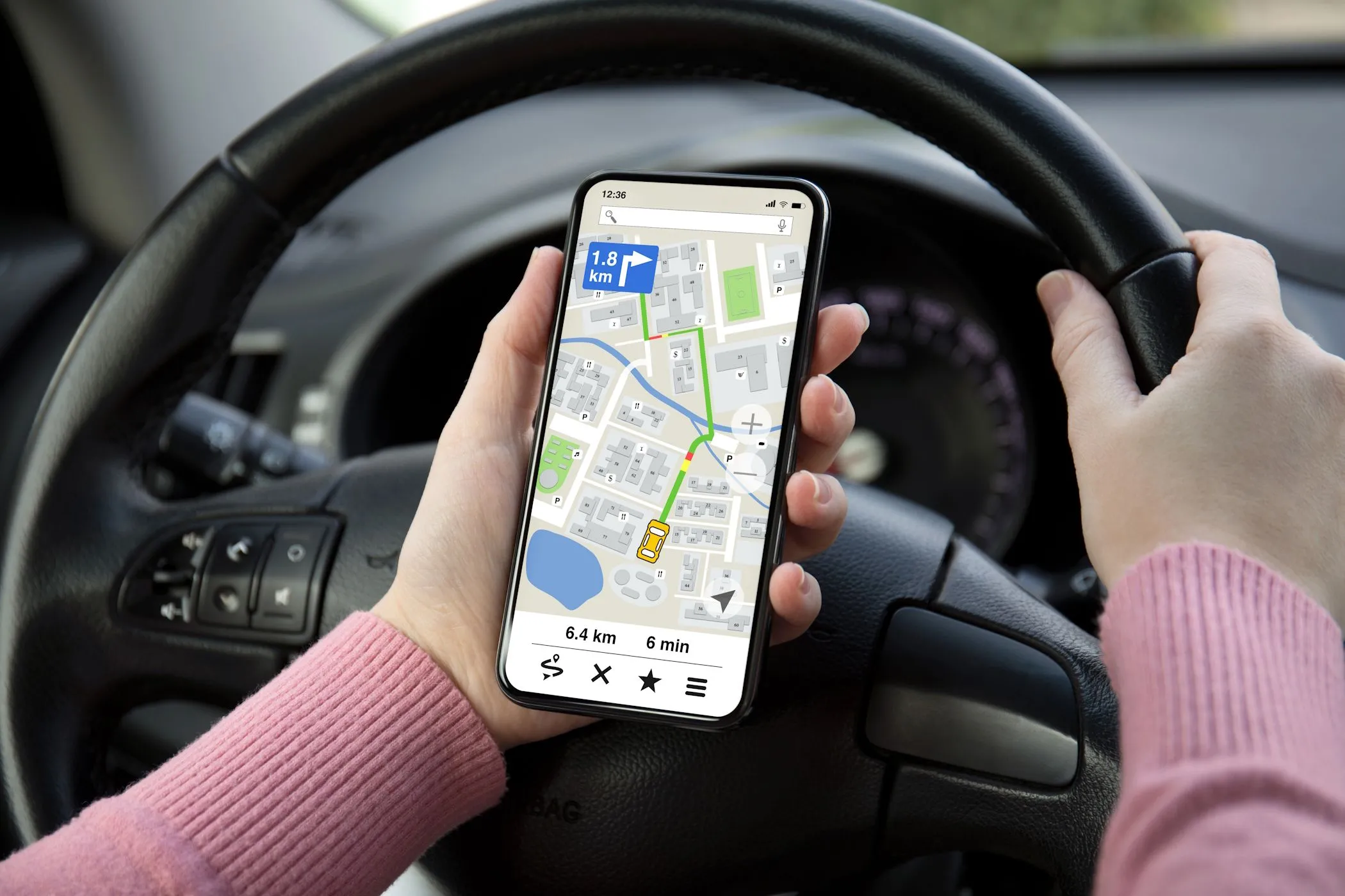 Người dùng xem bản đồ trên điện thoại Android, minh họa việc sử dụng điện thoại cũ làm thiết bị định vị GPS