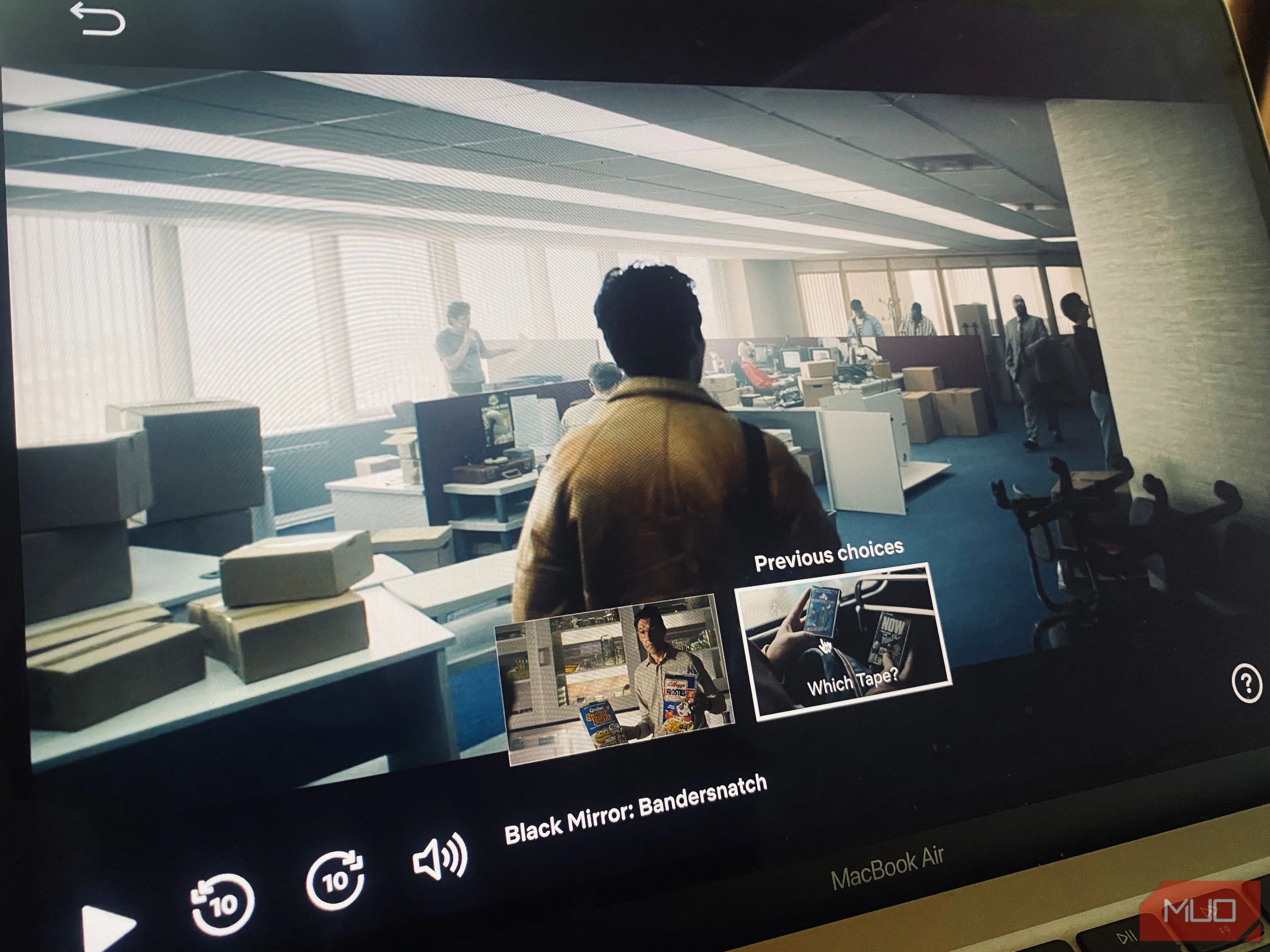 Người dùng xem phim tương tác Black Mirror Bandersnatch trên laptop Netflix
