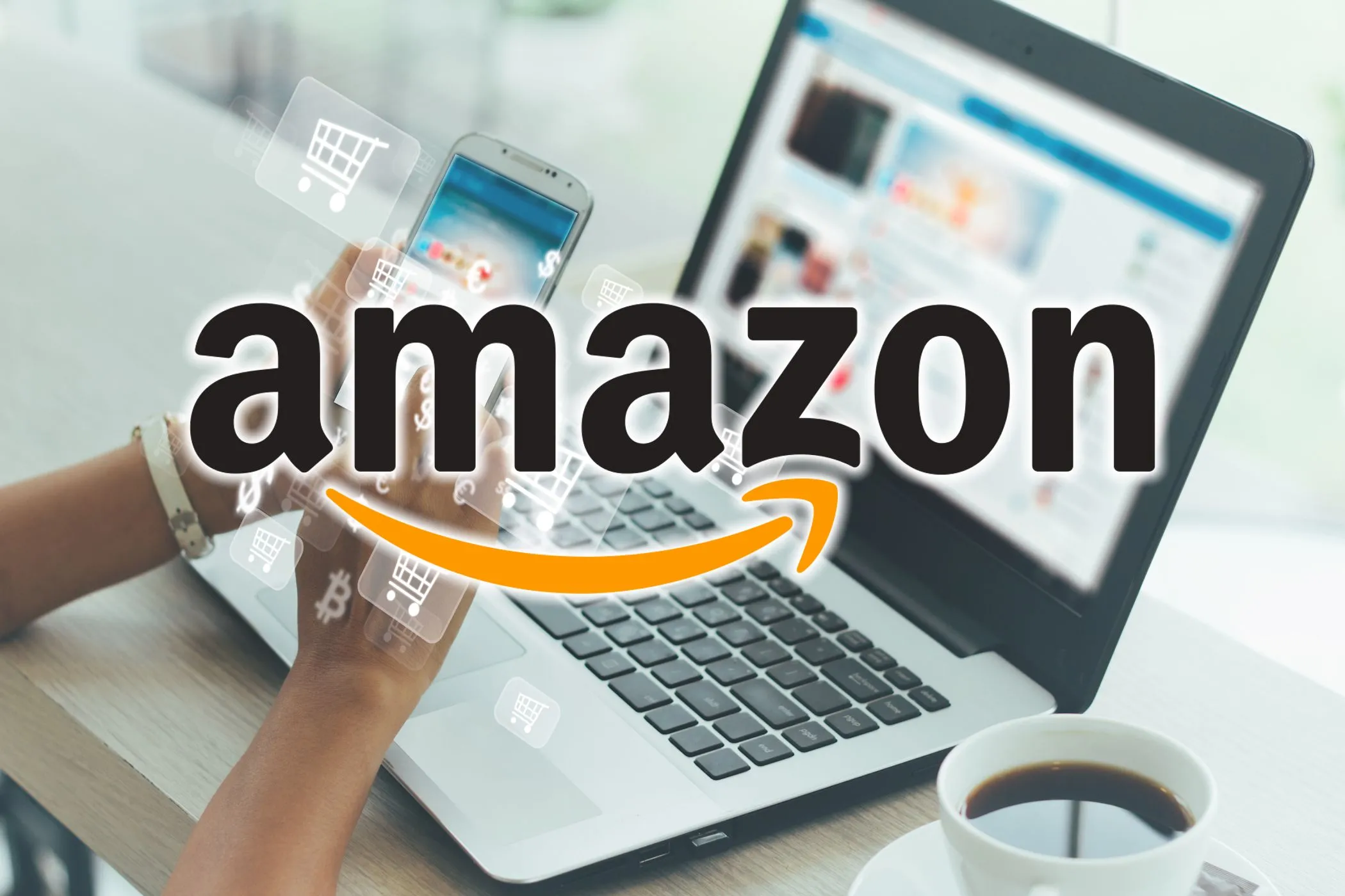 Người phụ nữ đang mua sắm trực tuyến trên laptop với logo Amazon hiển thị